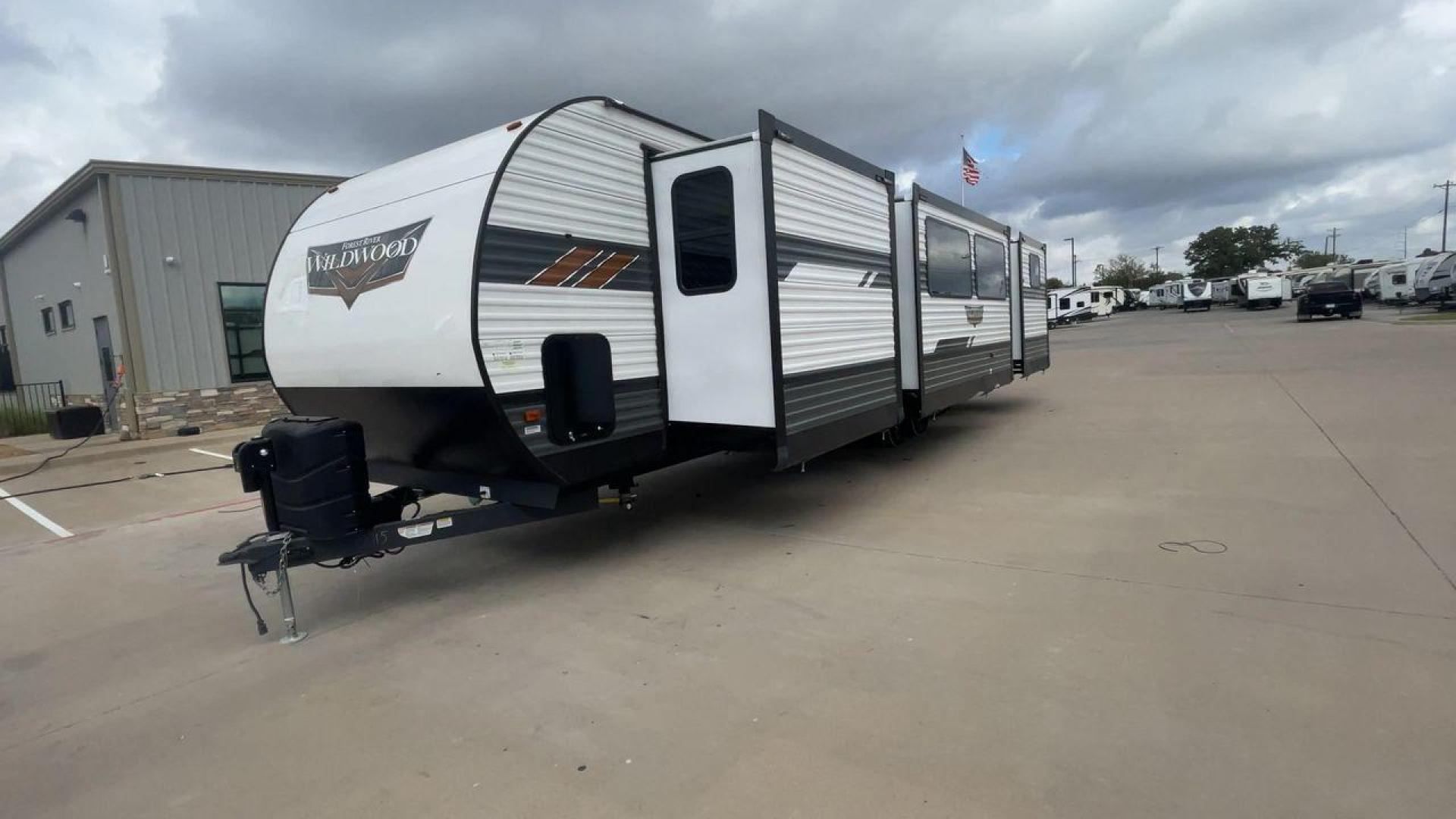 2022 FOREST RIVER WILDWOOD 33TS (4X4TWDJ2XN8) , Length: 38.75 ft. | Dry Weight: 9,276 lbs. | Slides: 3 transmission, located at 4319 N Main Street, Cleburne, TX, 76033, (817) 221-0660, 32.435829, -97.384178 - Photo#5