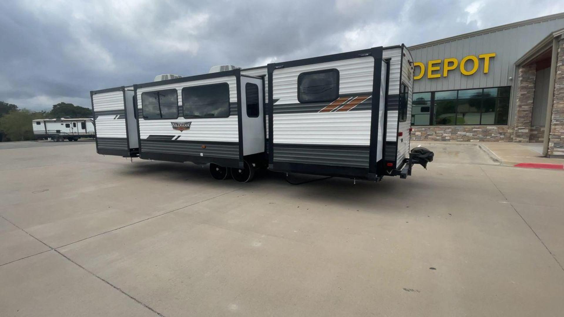 2022 FOREST RIVER WILDWOOD 33TS (4X4TWDJ2XN8) , Length: 38.75 ft. | Dry Weight: 9,276 lbs. | Slides: 3 transmission, located at 4319 N Main Street, Cleburne, TX, 76033, (817) 221-0660, 32.435829, -97.384178 - Photo#7