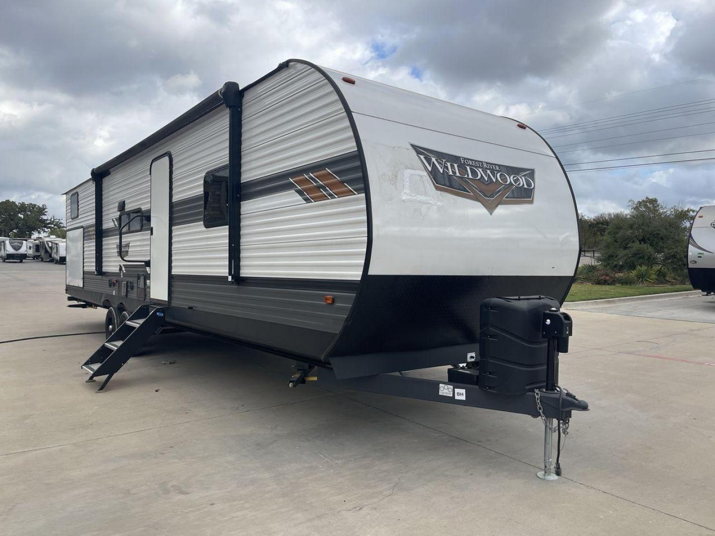 2022 FOREST RIVER WILDWOOD 33TS (4X4TWDJ2XN8) , Length: 38.75 ft. | Dry Weight: 9,276 lbs. | Slides: 3 transmission, located at 4319 N Main Street, Cleburne, TX, 76033, (817) 221-0660, 32.435829, -97.384178 - Photo#22