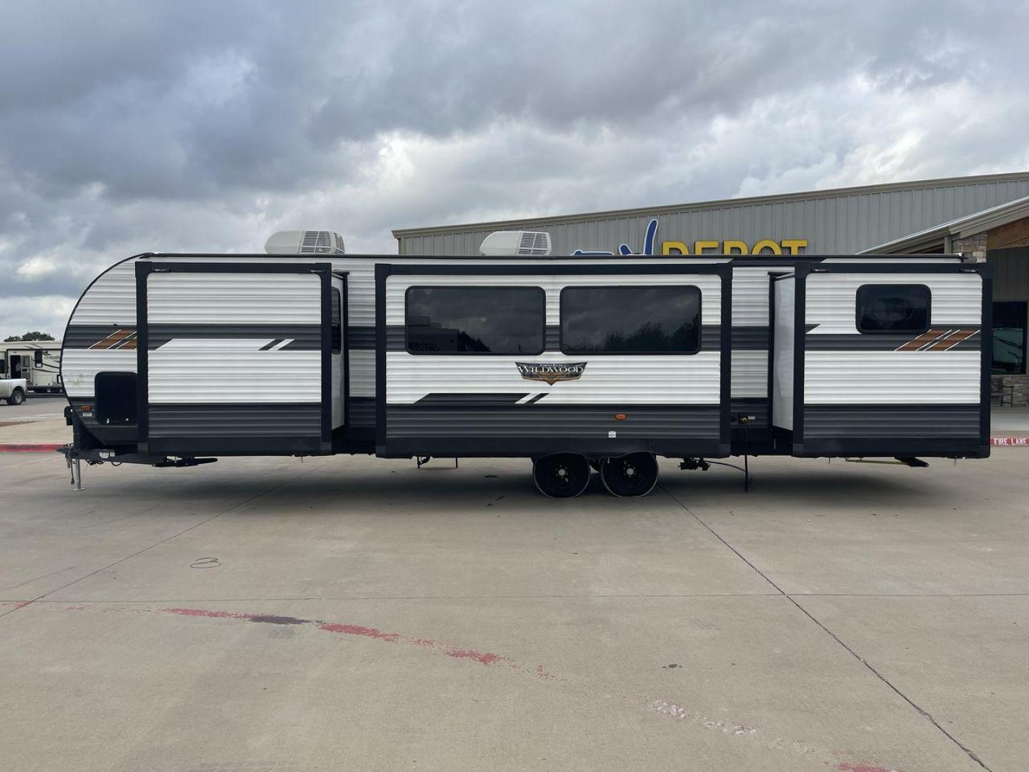 2022 FOREST RIVER WILDWOOD 33TS (4X4TWDJ2XN8) , Length: 38.75 ft. | Dry Weight: 9,276 lbs. | Slides: 3 transmission, located at 4319 N Main Street, Cleburne, TX, 76033, (817) 221-0660, 32.435829, -97.384178 - Photo#23