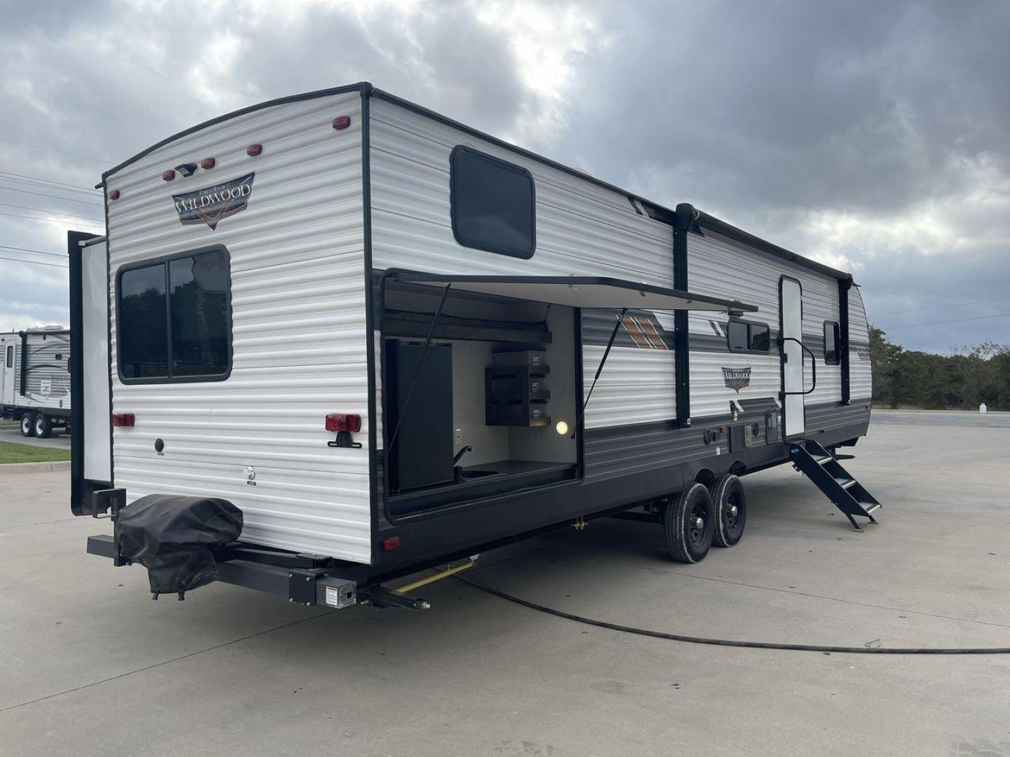 2022 FOREST RIVER WILDWOOD 33TS (4X4TWDJ2XN8) , Length: 38.75 ft. | Dry Weight: 9,276 lbs. | Slides: 3 transmission, located at 4319 N Main Street, Cleburne, TX, 76033, (817) 221-0660, 32.435829, -97.384178 - Photo#24