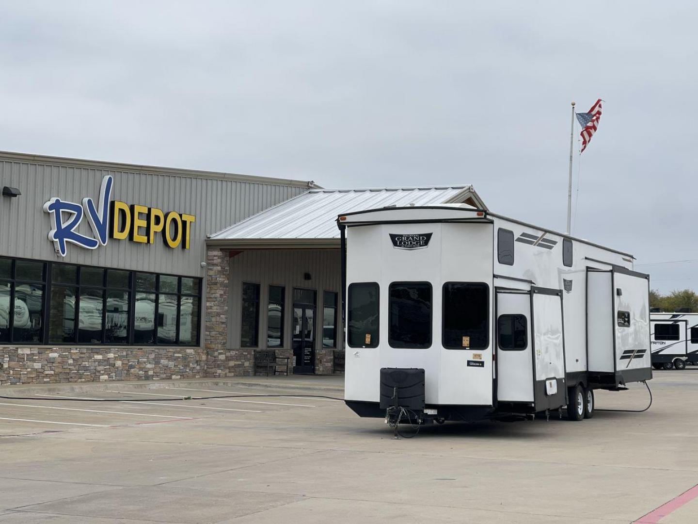 2022 FOREST RIVER WILDWOOD 42DL (4X4TWD825NM) , Length: 41.83 ft. | Dry Weight: 12,719 lbs. | Gross Weight: 13,855 lbs. | Slides: 3 transmission, located at 4319 N Main Street, Cleburne, TX, 76033, (817) 221-0660, 32.435829, -97.384178 - Photo#0