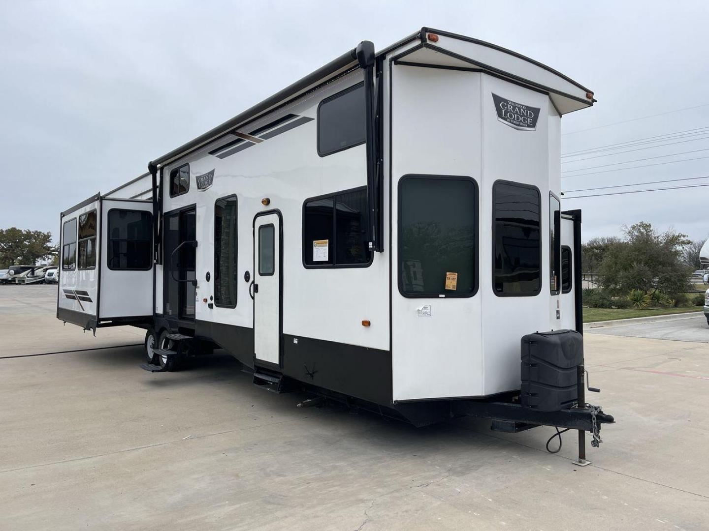 2022 FOREST RIVER WILDWOOD 42DL (4X4TWD825NM) , Length: 41.83 ft. | Dry Weight: 12,719 lbs. | Gross Weight: 13,855 lbs. | Slides: 3 transmission, located at 4319 N Main Street, Cleburne, TX, 76033, (817) 221-0660, 32.435829, -97.384178 - Photo#23