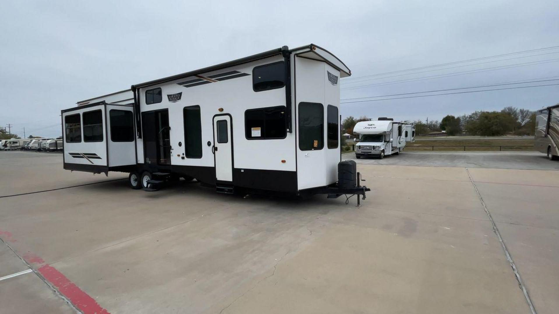 2022 FOREST RIVER WILDWOOD 42DL (4X4TWD825NM) , Length: 41.83 ft. | Dry Weight: 12,719 lbs. | Gross Weight: 13,855 lbs. | Slides: 3 transmission, located at 4319 N Main Street, Cleburne, TX, 76033, (817) 221-0660, 32.435829, -97.384178 - Photo#3