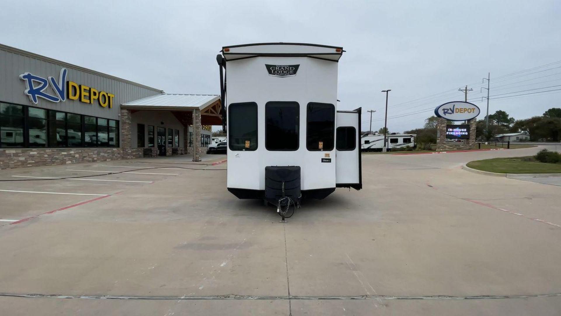 2022 FOREST RIVER WILDWOOD 42DL (4X4TWD825NM) , Length: 41.83 ft. | Dry Weight: 12,719 lbs. | Gross Weight: 13,855 lbs. | Slides: 3 transmission, located at 4319 N Main Street, Cleburne, TX, 76033, (817) 221-0660, 32.435829, -97.384178 - Photo#4