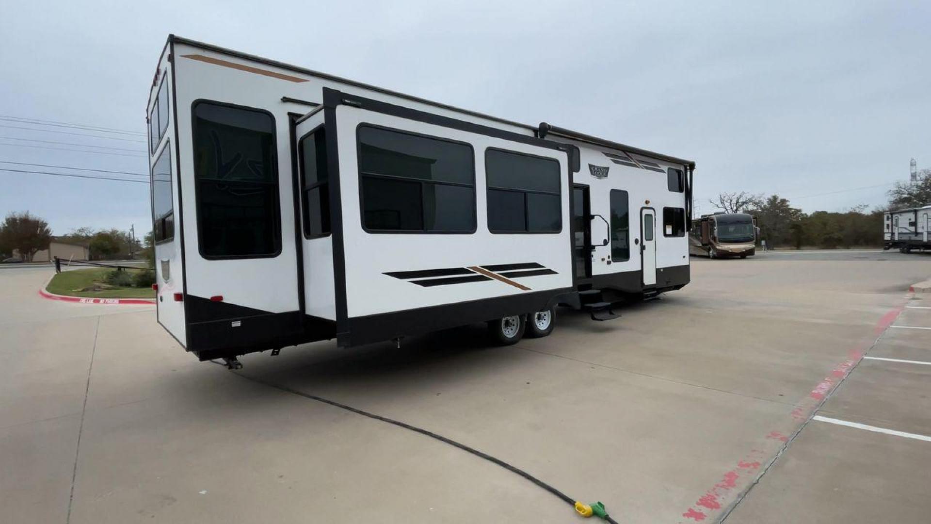 2022 FOREST RIVER WILDWOOD 42DL (4X4TWD825NM) , Length: 41.83 ft. | Dry Weight: 12,719 lbs. | Gross Weight: 13,855 lbs. | Slides: 3 transmission, located at 4319 N Main Street, Cleburne, TX, 76033, (817) 221-0660, 32.435829, -97.384178 - The 2022 Forest River Wildwood 42DL RV showcases a striking exterior with a modern design. The RV features multiple large slide-outs, which create an expansive interior space when extended. These slideouts are visible on both sides of the unit, contributing to the spaciousness. Its body is predomina - Photo#1