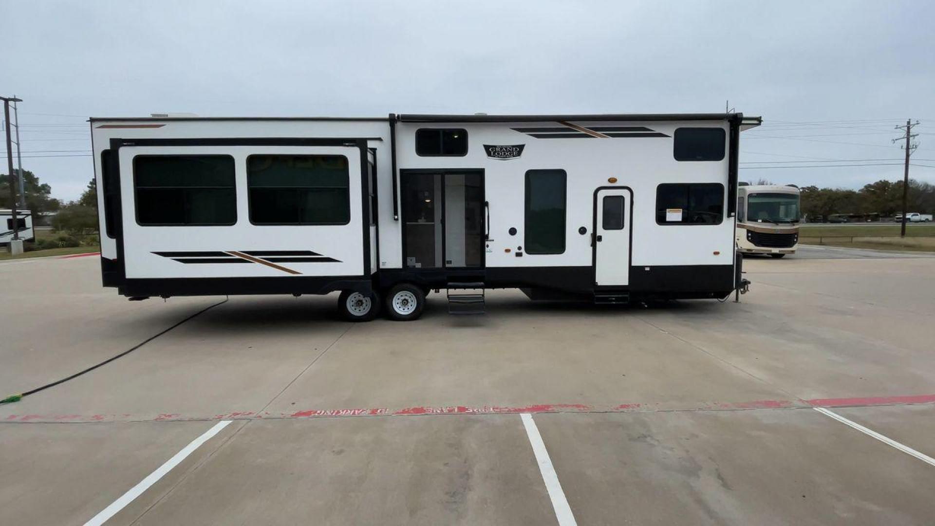 2022 FOREST RIVER WILDWOOD 42DL (4X4TWD825NM) , Length: 41.83 ft. | Dry Weight: 12,719 lbs. | Gross Weight: 13,855 lbs. | Slides: 3 transmission, located at 4319 N Main Street, Cleburne, TX, 76033, (817) 221-0660, 32.435829, -97.384178 - The 2022 Forest River Wildwood 42DL RV showcases a striking exterior with a modern design. The RV features multiple large slide-outs, which create an expansive interior space when extended. These slideouts are visible on both sides of the unit, contributing to the spaciousness. Its body is predomina - Photo#2