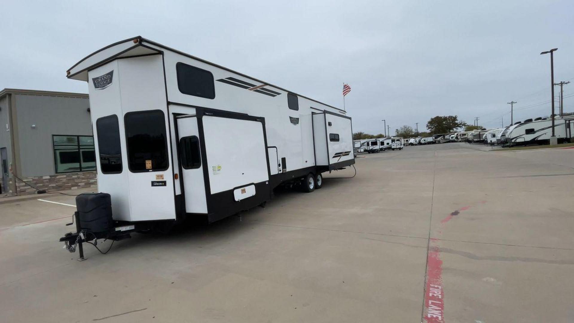 2022 FOREST RIVER WILDWOOD 42DL (4X4TWD825NM) , Length: 41.83 ft. | Dry Weight: 12,719 lbs. | Gross Weight: 13,855 lbs. | Slides: 3 transmission, located at 4319 N Main Street, Cleburne, TX, 76033, (817) 221-0660, 32.435829, -97.384178 - The 2022 Forest River Wildwood 42DL RV showcases a striking exterior with a modern design. The RV features multiple large slide-outs, which create an expansive interior space when extended. These slideouts are visible on both sides of the unit, contributing to the spaciousness. Its body is predomina - Photo#5