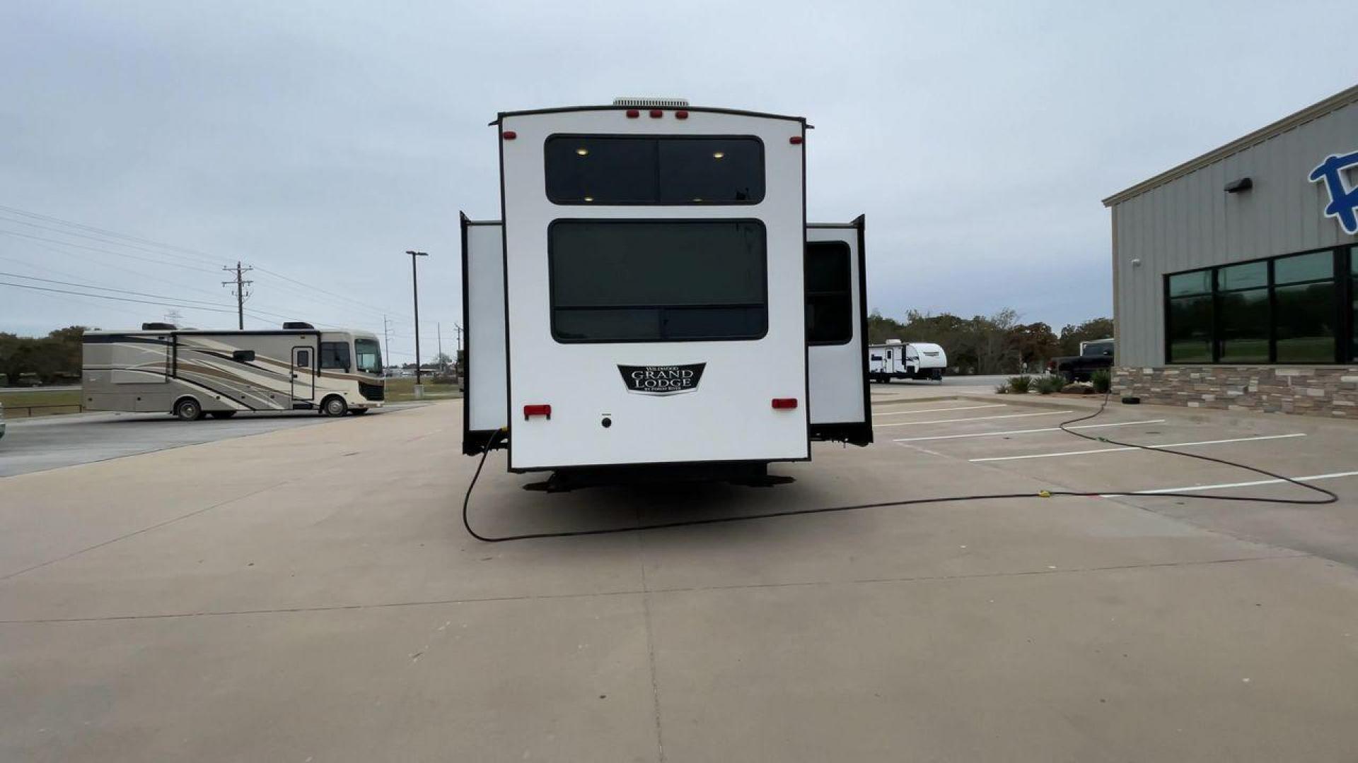 2022 FOREST RIVER WILDWOOD 42DL (4X4TWD825NM) , Length: 41.83 ft. | Dry Weight: 12,719 lbs. | Gross Weight: 13,855 lbs. | Slides: 3 transmission, located at 4319 N Main Street, Cleburne, TX, 76033, (817) 221-0660, 32.435829, -97.384178 - The 2022 Forest River Wildwood 42DL RV showcases a striking exterior with a modern design. The RV features multiple large slide-outs, which create an expansive interior space when extended. These slideouts are visible on both sides of the unit, contributing to the spaciousness. Its body is predomina - Photo#8