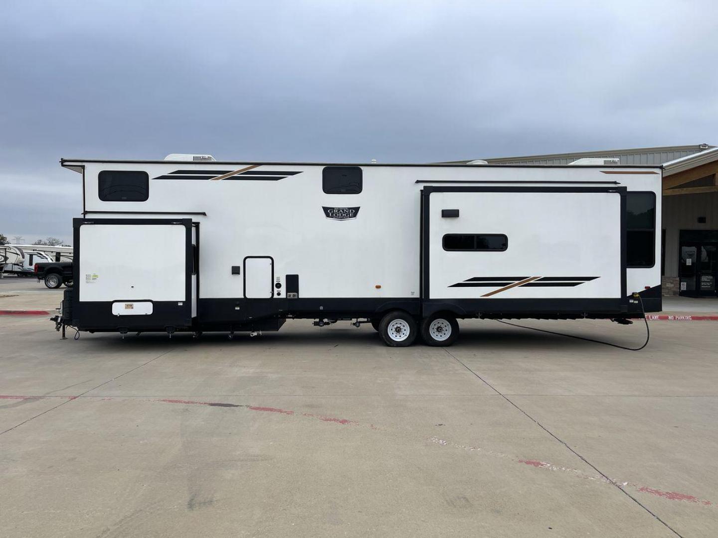 2022 FOREST RIVER WILDWOOD 42DL (4X4TWD825NM) , Length: 41.83 ft. | Dry Weight: 12,719 lbs. | Gross Weight: 13,855 lbs. | Slides: 3 transmission, located at 4319 N Main Street, Cleburne, TX, 76033, (817) 221-0660, 32.435829, -97.384178 - The 2022 Forest River Wildwood 42DL RV showcases a striking exterior with a modern design. The RV features multiple large slide-outs, which create an expansive interior space when extended. These slideouts are visible on both sides of the unit, contributing to the spaciousness. Its body is predomina - Photo#24