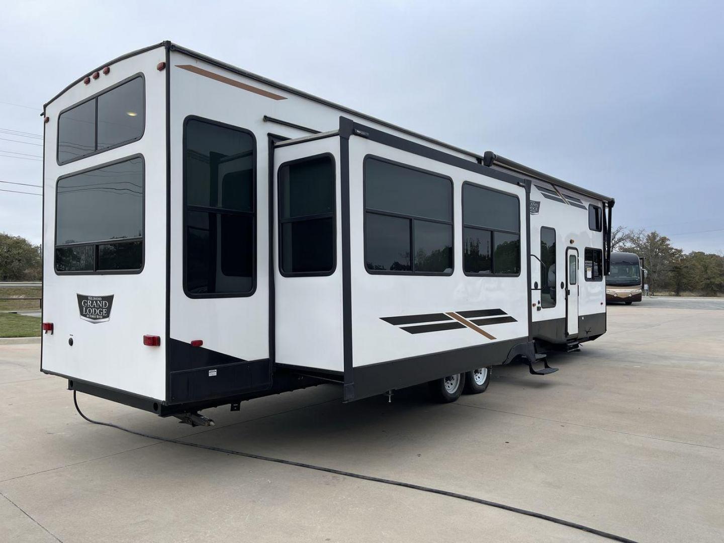 2022 FOREST RIVER WILDWOOD 42DL (4X4TWD825NM) , Length: 41.83 ft. | Dry Weight: 12,719 lbs. | Gross Weight: 13,855 lbs. | Slides: 3 transmission, located at 4319 N Main Street, Cleburne, TX, 76033, (817) 221-0660, 32.435829, -97.384178 - The 2022 Forest River Wildwood 42DL RV showcases a striking exterior with a modern design. The RV features multiple large slide-outs, which create an expansive interior space when extended. These slideouts are visible on both sides of the unit, contributing to the spaciousness. Its body is predomina - Photo#25