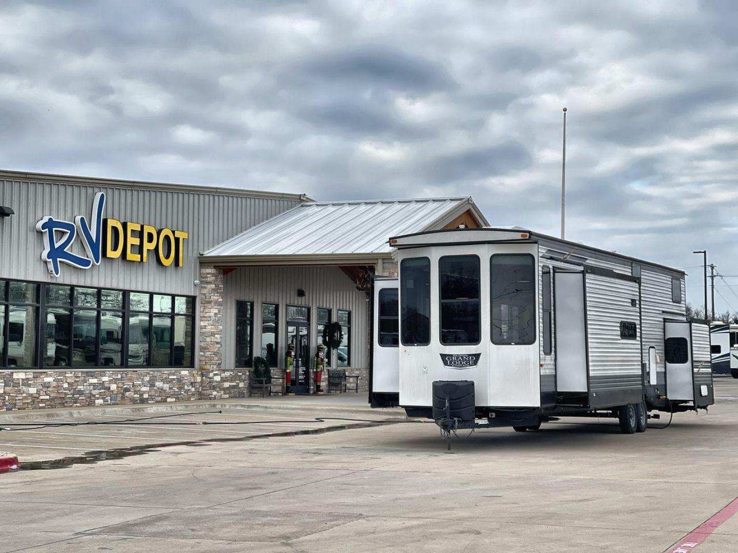 2022 FOREST RIVER WILDWOOD 42FLDL (4X4TWD829NM) , Length: 41.58 ft. | Dry Weight: 12,209 lbs. | Gross Weight: 13,720 lbs. | Slides: 3 transmission, located at 4319 N Main Street, Cleburne, TX, 76033, (817) 221-0660, 32.435829, -97.384178 - The 2022 Forest River Wildwood 42FLDL is a destination trailer designed to provide a luxurious and spacious home-away-from-home experience. With its thoughtful layout, premium finishes, and exceptional comfort, this model is perfect for extended stays or full-time living. Measuring 41.58 ft. in leng - Photo#0