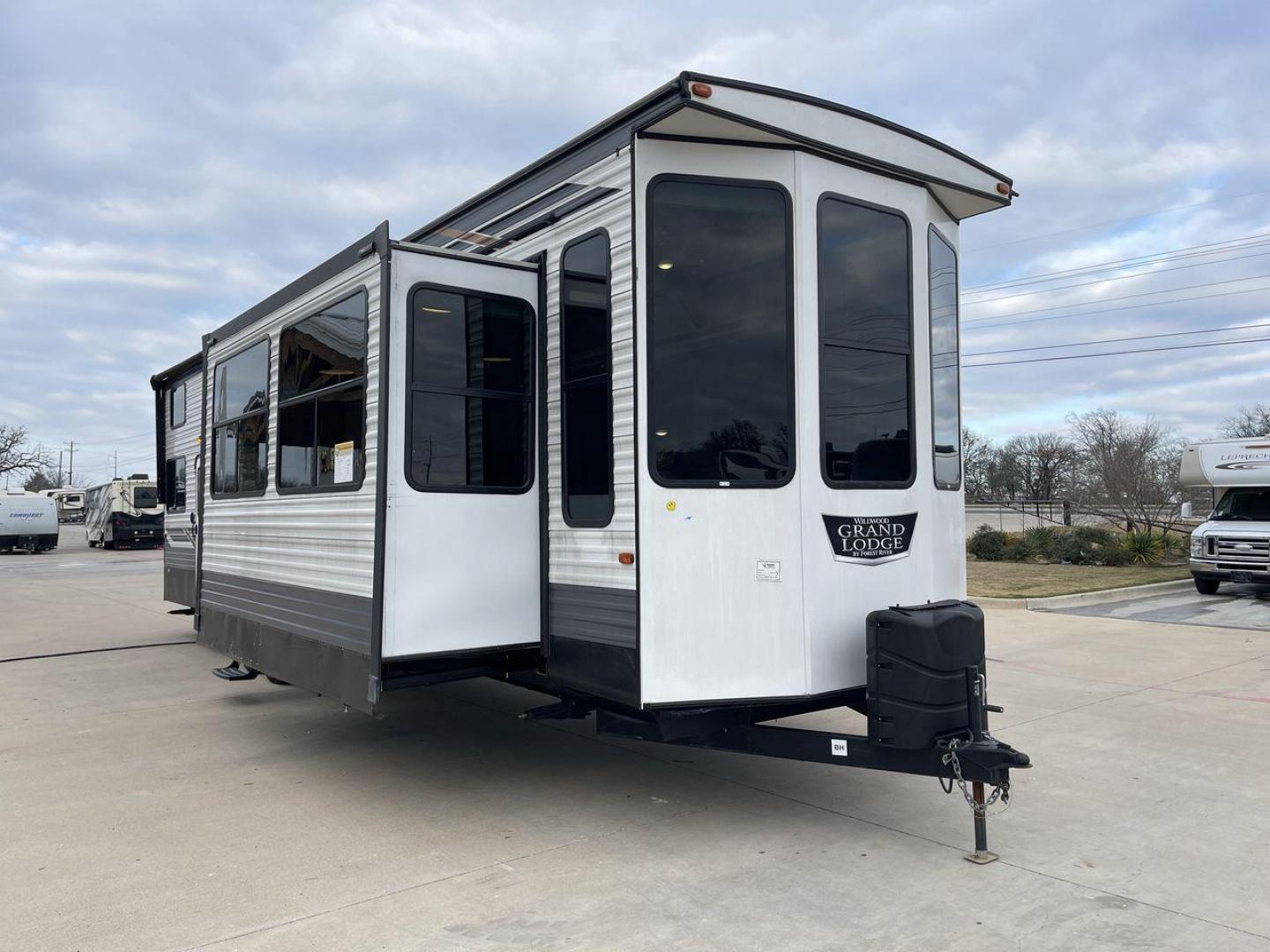 2022 FOREST RIVER WILDWOOD 42FLDL (4X4TWD829NM) , Length: 41.58 ft. | Dry Weight: 12,209 lbs. | Gross Weight: 13,720 lbs. | Slides: 3 transmission, located at 4319 N Main Street, Cleburne, TX, 76033, (817) 221-0660, 32.435829, -97.384178 - The 2022 Forest River Wildwood 42FLDL is a destination trailer designed to provide a luxurious and spacious home-away-from-home experience. With its thoughtful layout, premium finishes, and exceptional comfort, this model is perfect for extended stays or full-time living. Measuring 41.58 ft. in leng - Photo#23