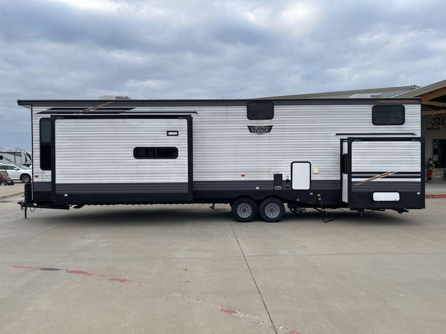 2022 FOREST RIVER WILDWOOD 42FLDL (4X4TWD829NM) , Length: 41.58 ft. | Dry Weight: 12,209 lbs. | Gross Weight: 13,720 lbs. | Slides: 3 transmission, located at 4319 N Main Street, Cleburne, TX, 76033, (817) 221-0660, 32.435829, -97.384178 - The 2022 Forest River Wildwood 42FLDL is a destination trailer designed to provide a luxurious and spacious home-away-from-home experience. With its thoughtful layout, premium finishes, and exceptional comfort, this model is perfect for extended stays or full-time living. Measuring 41.58 ft. in leng - Photo#24