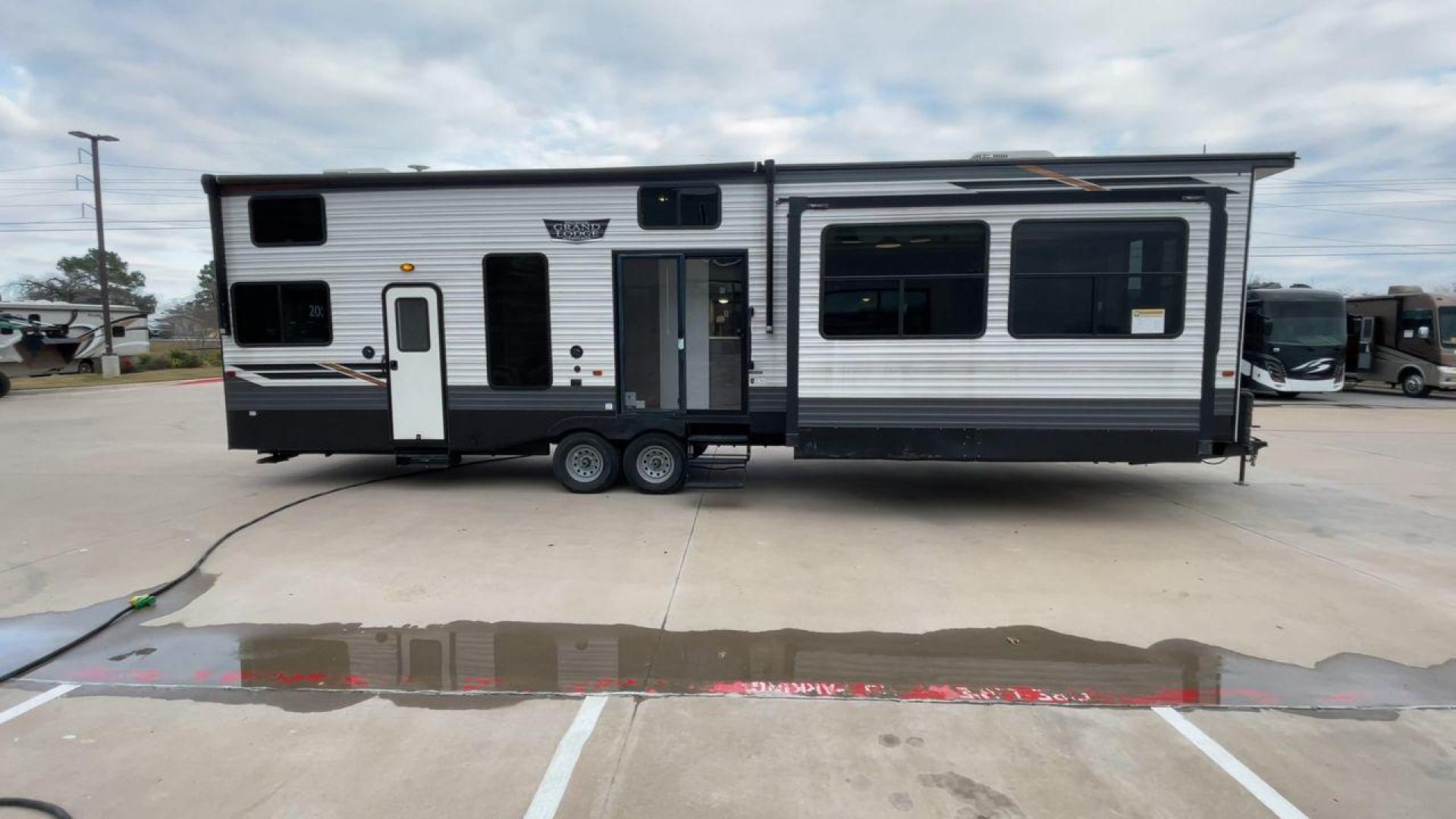 2022 FOREST RIVER WILDWOOD 42FLDL (4X4TWD829NM) , Length: 41.58 ft. | Dry Weight: 12,209 lbs. | Gross Weight: 13,720 lbs. | Slides: 3 transmission, located at 4319 N Main Street, Cleburne, TX, 76033, (817) 221-0660, 32.435829, -97.384178 - The 2022 Forest River Wildwood 42FLDL is a destination trailer designed to provide a luxurious and spacious home-away-from-home experience. With its thoughtful layout, premium finishes, and exceptional comfort, this model is perfect for extended stays or full-time living. Measuring 41.58 ft. in leng - Photo#2