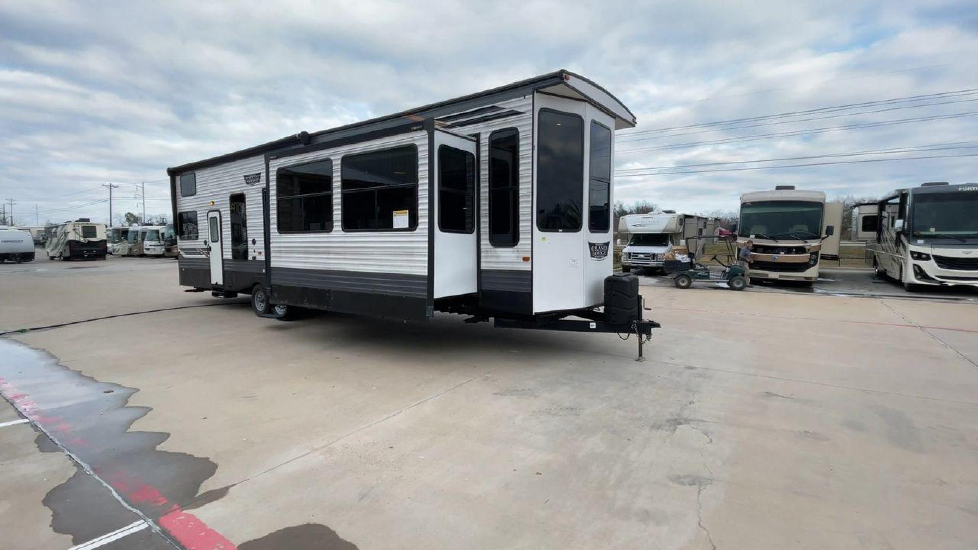 2022 FOREST RIVER WILDWOOD 42FLDL (4X4TWD829NM) , Length: 41.58 ft. | Dry Weight: 12,209 lbs. | Gross Weight: 13,720 lbs. | Slides: 3 transmission, located at 4319 N Main Street, Cleburne, TX, 76033, (817) 221-0660, 32.435829, -97.384178 - The 2022 Forest River Wildwood 42FLDL is a destination trailer designed to provide a luxurious and spacious home-away-from-home experience. With its thoughtful layout, premium finishes, and exceptional comfort, this model is perfect for extended stays or full-time living. Measuring 41.58 ft. in leng - Photo#3