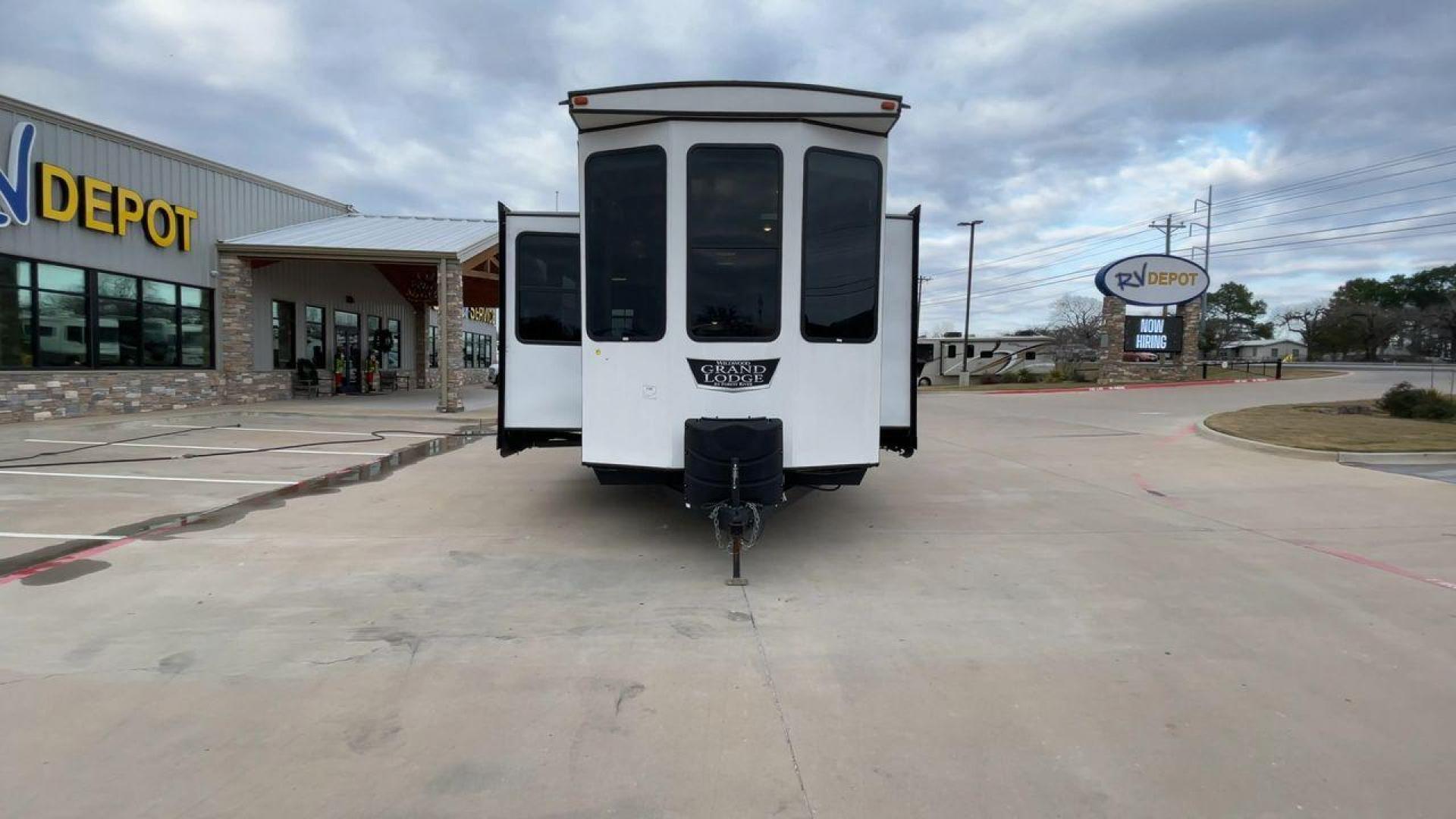 2022 FOREST RIVER WILDWOOD 42FLDL (4X4TWD829NM) , Length: 41.58 ft. | Dry Weight: 12,209 lbs. | Gross Weight: 13,720 lbs. | Slides: 3 transmission, located at 4319 N Main Street, Cleburne, TX, 76033, (817) 221-0660, 32.435829, -97.384178 - The 2022 Forest River Wildwood 42FLDL is a destination trailer designed to provide a luxurious and spacious home-away-from-home experience. With its thoughtful layout, premium finishes, and exceptional comfort, this model is perfect for extended stays or full-time living. Measuring 41.58 ft. in leng - Photo#4