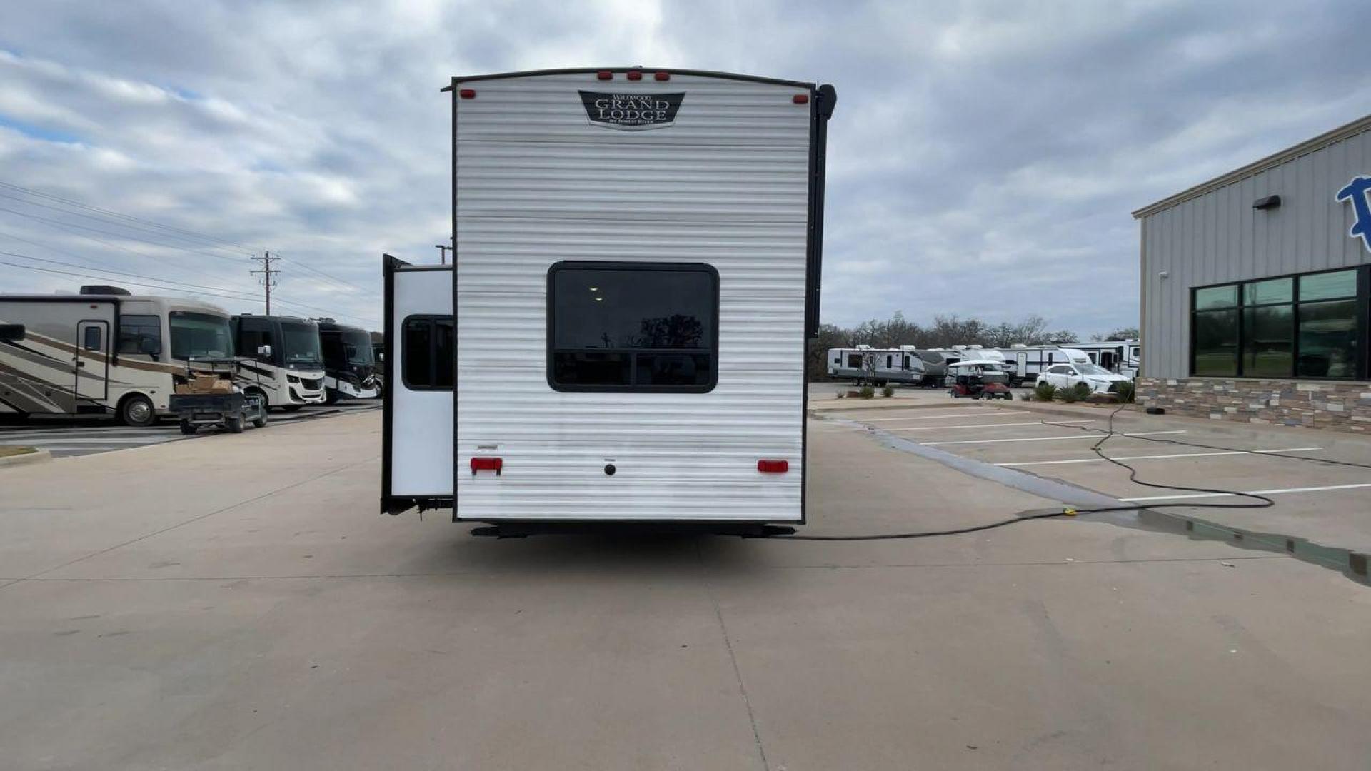 2022 FOREST RIVER WILDWOOD 42FLDL (4X4TWD829NM) , Length: 41.58 ft. | Dry Weight: 12,209 lbs. | Gross Weight: 13,720 lbs. | Slides: 3 transmission, located at 4319 N Main Street, Cleburne, TX, 76033, (817) 221-0660, 32.435829, -97.384178 - The 2022 Forest River Wildwood 42FLDL is a destination trailer designed to provide a luxurious and spacious home-away-from-home experience. With its thoughtful layout, premium finishes, and exceptional comfort, this model is perfect for extended stays or full-time living. Measuring 41.58 ft. in leng - Photo#8