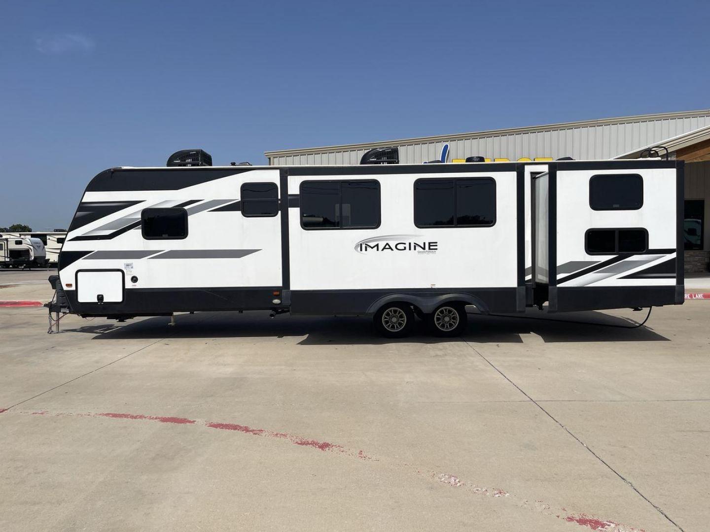 2022 GRAND DESIGN IMAGINE 3250BH (573TE372XN6) , Length: 36.92 ft. | Dry Weight: 8,496 lbs. | Gross Weight: 10,195 lbs. | Slides: 3 transmission, located at 4319 N Main Street, Cleburne, TX, 76033, (817) 221-0660, 32.435829, -97.384178 - The 2022 Grand Design Imagine 3250BH is a spacious and well-designed travel trailer perfect for family adventures. With a length of 36.92 feet, it offers plenty of living space while maintaining a manageable dry weight of 8,496 lbs. and a gross weight of 10,195 lbs. This RV is equipped with three sl - Photo#24