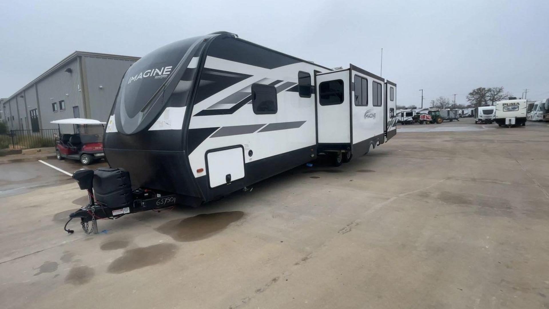 2022 GRAND DESIGN IMAGINE 3250BH (573TE372XN6) , Length: 36.92 ft. | Dry Weight: 8,496 lbs. | Gross Weight: 10,195 lbs. | Slides: 3 transmission, located at 4319 N Main Street, Cleburne, TX, 76033, (817) 221-0660, 32.435829, -97.384178 - The 2022 Grand Design Imagine 3250BH is a spacious and well-designed travel trailer perfect for family adventures. With a length of 36.92 feet, it offers plenty of living space while maintaining a manageable dry weight of 8,496 lbs. and a gross weight of 10,195 lbs. This RV is equipped with three sl - Photo#5