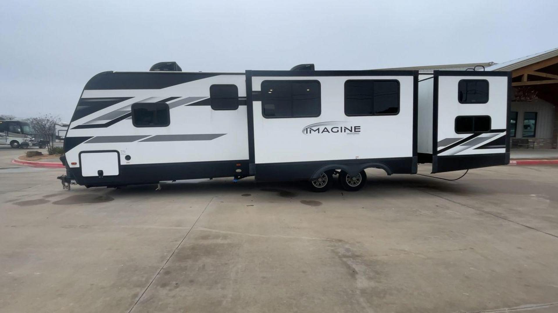 2022 GRAND DESIGN IMAGINE 3250BH (573TE372XN6) , Length: 36.92 ft. | Dry Weight: 8,496 lbs. | Gross Weight: 10,195 lbs. | Slides: 3 transmission, located at 4319 N Main Street, Cleburne, TX, 76033, (817) 221-0660, 32.435829, -97.384178 - The 2022 Grand Design Imagine 3250BH is a spacious and well-designed travel trailer perfect for family adventures. With a length of 36.92 feet, it offers plenty of living space while maintaining a manageable dry weight of 8,496 lbs. and a gross weight of 10,195 lbs. This RV is equipped with three sl - Photo#6