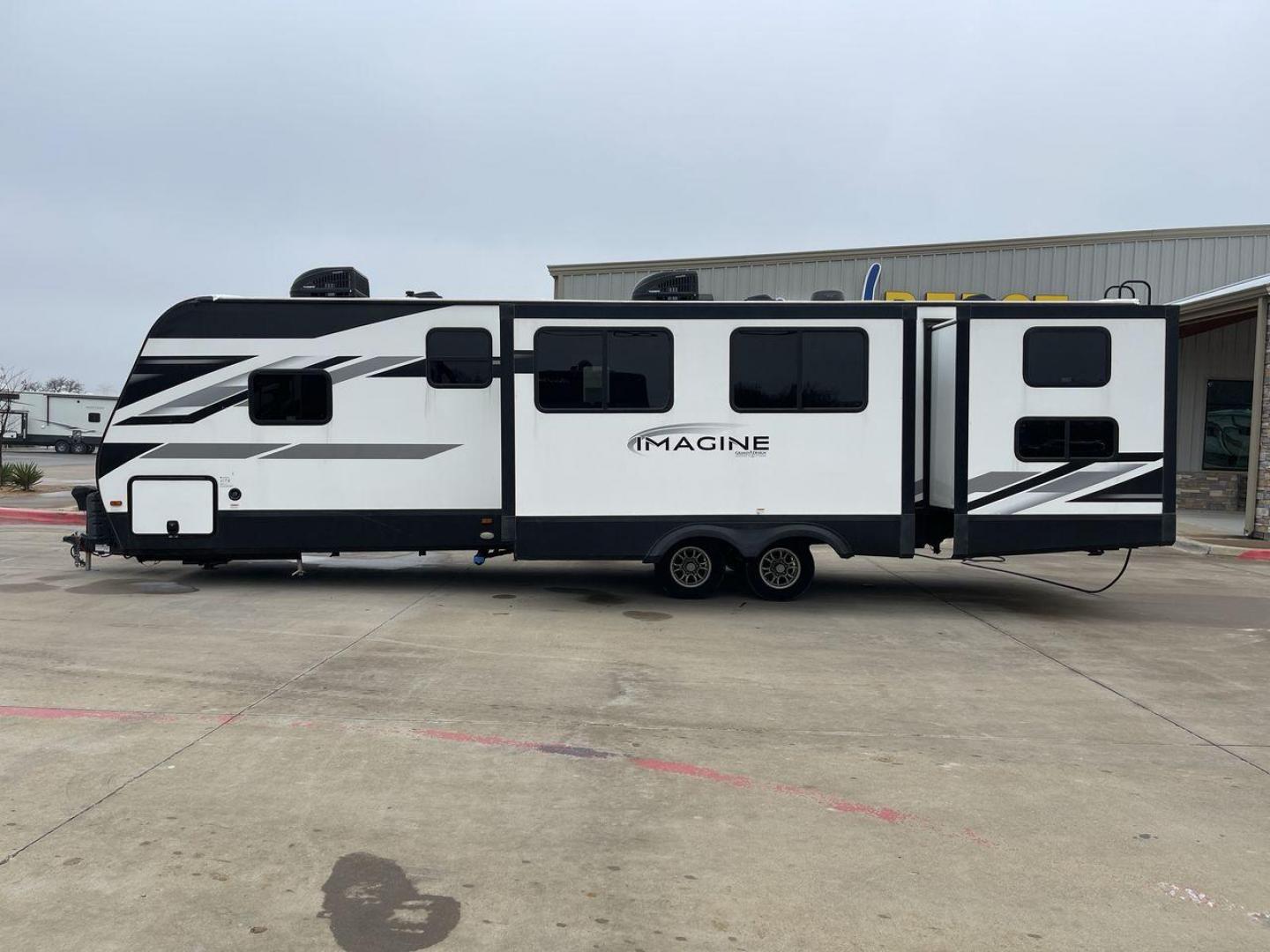 2022 GRAND DESIGN IMAGINE 3250BH (573TE372XN6) , Length: 36.92 ft. | Dry Weight: 8,496 lbs. | Gross Weight: 10,195 lbs. | Slides: 3 transmission, located at 4319 N Main Street, Cleburne, TX, 76033, (817) 221-0660, 32.435829, -97.384178 - The 2022 Grand Design Imagine 3250BH is a spacious and well-designed travel trailer perfect for family adventures. With a length of 36.92 feet, it offers plenty of living space while maintaining a manageable dry weight of 8,496 lbs. and a gross weight of 10,195 lbs. This RV is equipped with three sl - Photo#24