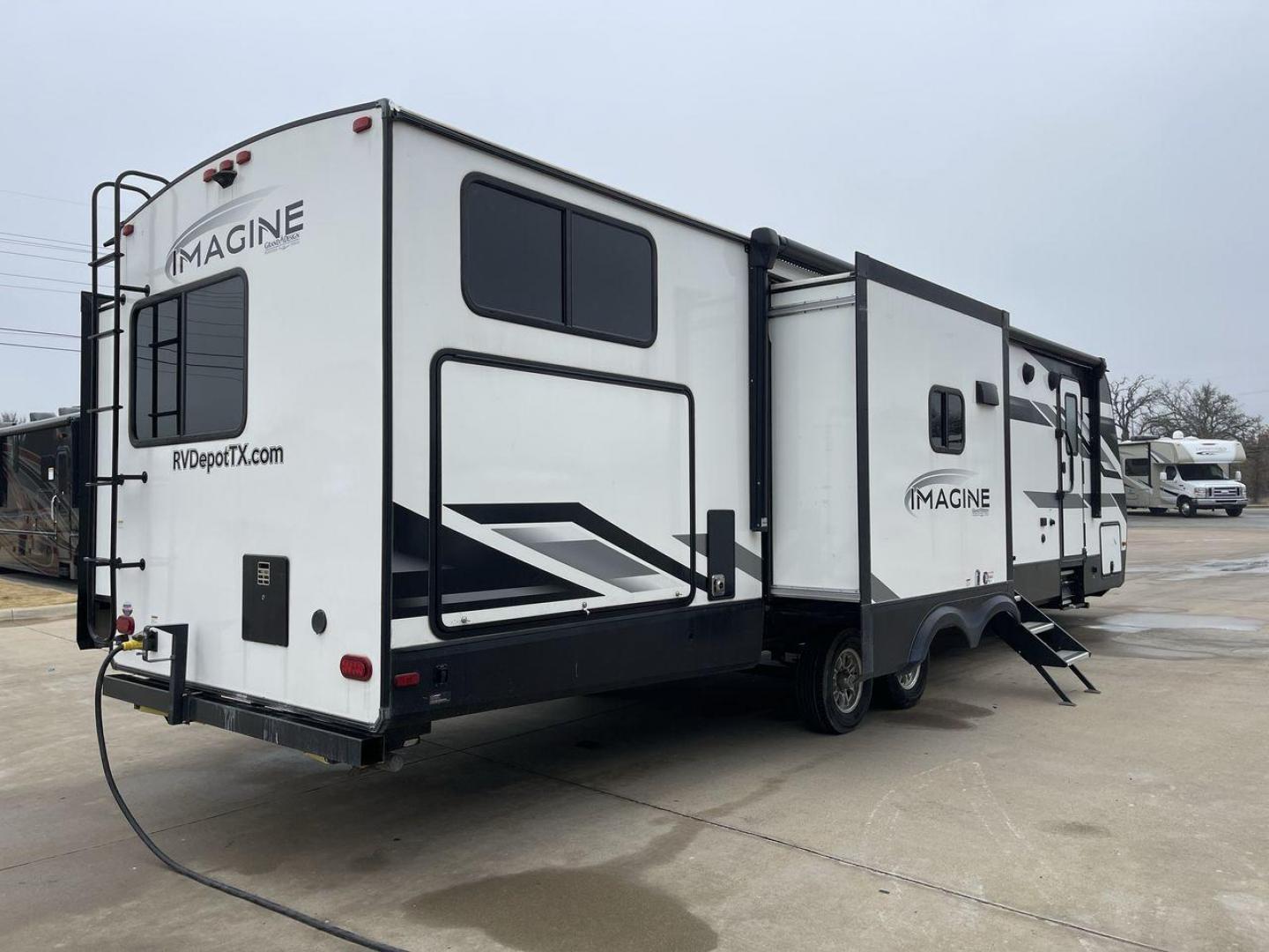 2022 GRAND DESIGN IMAGINE 3250BH (573TE372XN6) , Length: 36.92 ft. | Dry Weight: 8,496 lbs. | Gross Weight: 10,195 lbs. | Slides: 3 transmission, located at 4319 N Main Street, Cleburne, TX, 76033, (817) 221-0660, 32.435829, -97.384178 - The 2022 Grand Design Imagine 3250BH is a spacious and well-designed travel trailer perfect for family adventures. With a length of 36.92 feet, it offers plenty of living space while maintaining a manageable dry weight of 8,496 lbs. and a gross weight of 10,195 lbs. This RV is equipped with three sl - Photo#25