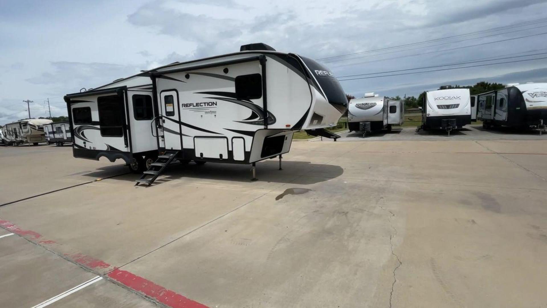 2022 GRAND DESIGN REFLECTION 303RLS (573FR342XN9) , Length: 32.75 ft. | Dry Weight: 9,694 lbs. | Gross Weight: 11,995 lbs. | Slides: 3 transmission, located at 4319 N Main Street, Cleburne, TX, 76033, (817) 221-0660, 32.435829, -97.384178 - The perfect blend of luxury and functionality is seen with the 2022 Grand Design Reflection 303RLS. This exquisite unit, measuring 32.75 feet long, is meticulously crafted to provide an exceptional living experience. With a dry weight of 9,694 lbs and a gross weight of 11,995 lbs, it is designed to - Photo#3