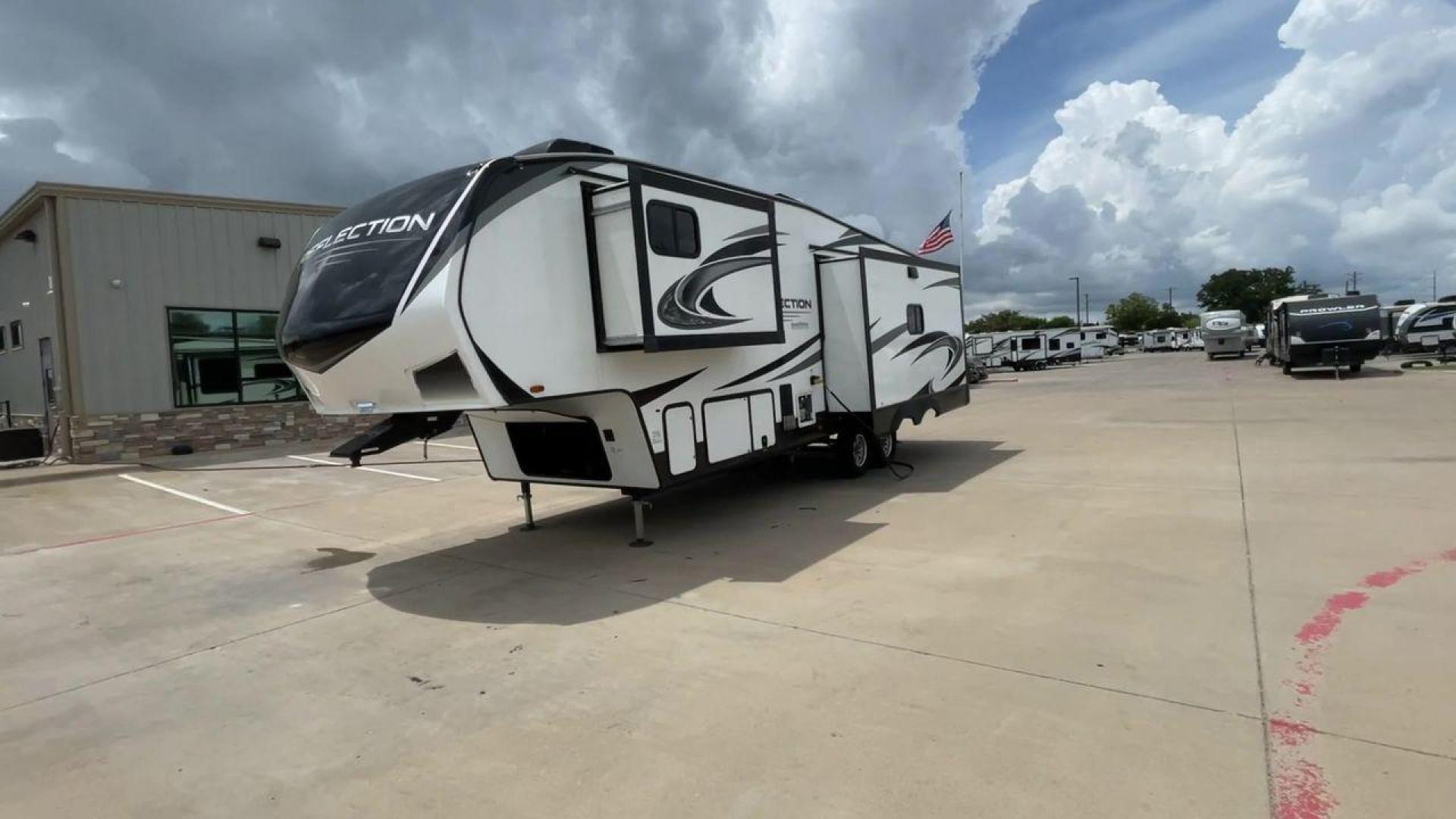 2022 GRAND DESIGN REFLECTION 303RLS (573FR342XN9) , Length: 32.75 ft. | Dry Weight: 9,694 lbs. | Gross Weight: 11,995 lbs. | Slides: 3 transmission, located at 4319 N Main Street, Cleburne, TX, 76033, (817) 221-0660, 32.435829, -97.384178 - The perfect blend of luxury and functionality is seen with the 2022 Grand Design Reflection 303RLS. This exquisite unit, measuring 32.75 feet long, is meticulously crafted to provide an exceptional living experience. With a dry weight of 9,694 lbs and a gross weight of 11,995 lbs, it is designed to - Photo#5