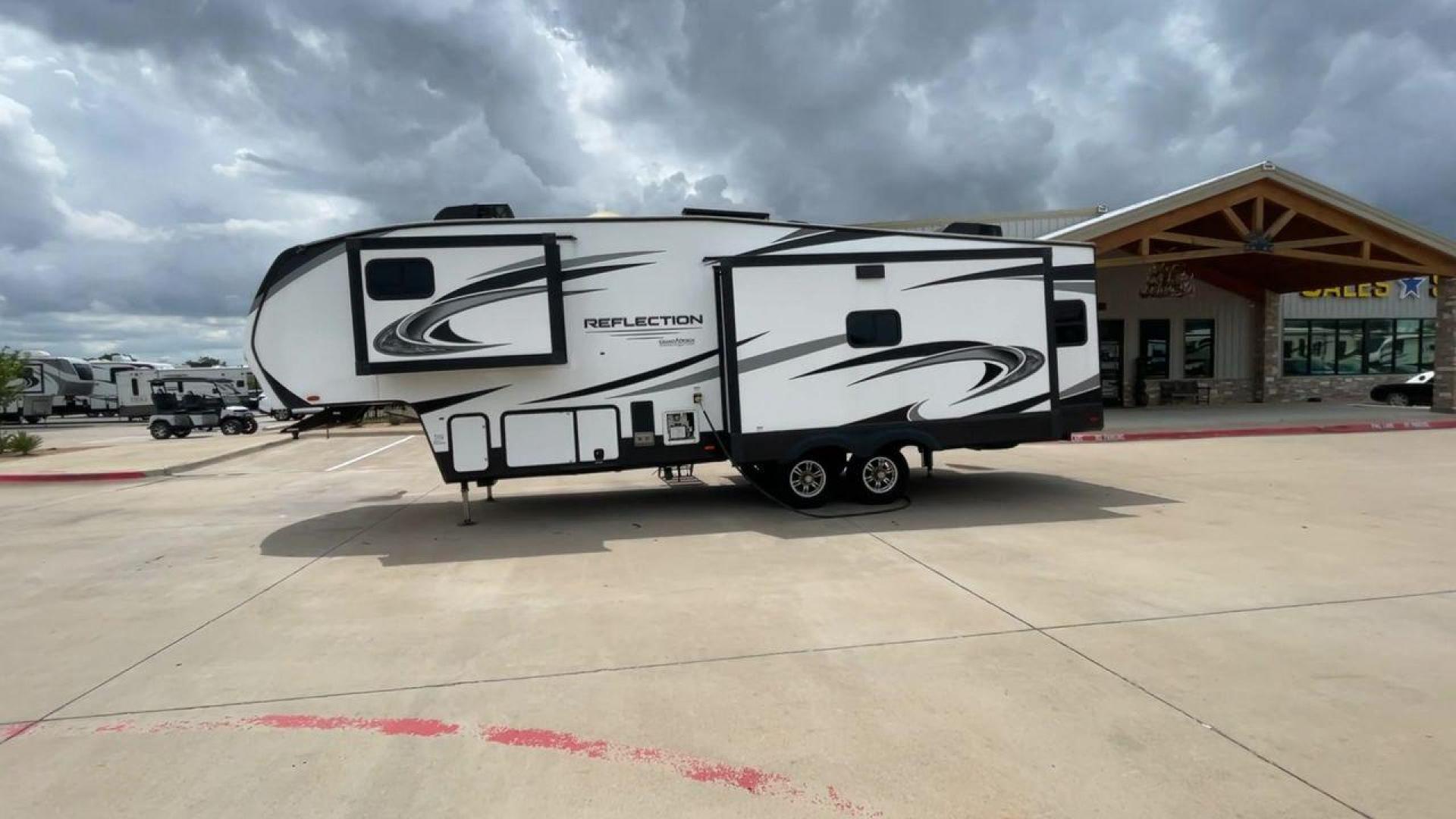 2022 GRAND DESIGN REFLECTION 303RLS (573FR342XN9) , Length: 32.75 ft. | Dry Weight: 9,694 lbs. | Gross Weight: 11,995 lbs. | Slides: 3 transmission, located at 4319 N Main Street, Cleburne, TX, 76033, (817) 221-0660, 32.435829, -97.384178 - The perfect blend of luxury and functionality is seen with the 2022 Grand Design Reflection 303RLS. This exquisite unit, measuring 32.75 feet long, is meticulously crafted to provide an exceptional living experience. With a dry weight of 9,694 lbs and a gross weight of 11,995 lbs, it is designed to - Photo#6