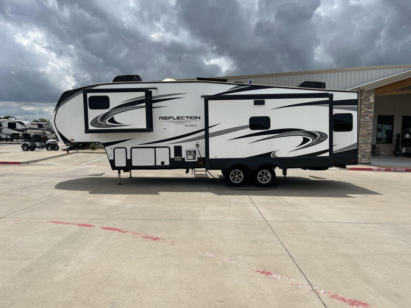 2022 GRAND DESIGN REFLECTION 303RLS (573FR342XN9) , Length: 32.75 ft. | Dry Weight: 9,694 lbs. | Gross Weight: 11,995 lbs. | Slides: 3 transmission, located at 4319 N Main Street, Cleburne, TX, 76033, (817) 221-0660, 32.435829, -97.384178 - The perfect blend of luxury and functionality is seen with the 2022 Grand Design Reflection 303RLS. This exquisite unit, measuring 32.75 feet long, is meticulously crafted to provide an exceptional living experience. With a dry weight of 9,694 lbs and a gross weight of 11,995 lbs, it is designed to - Photo#23