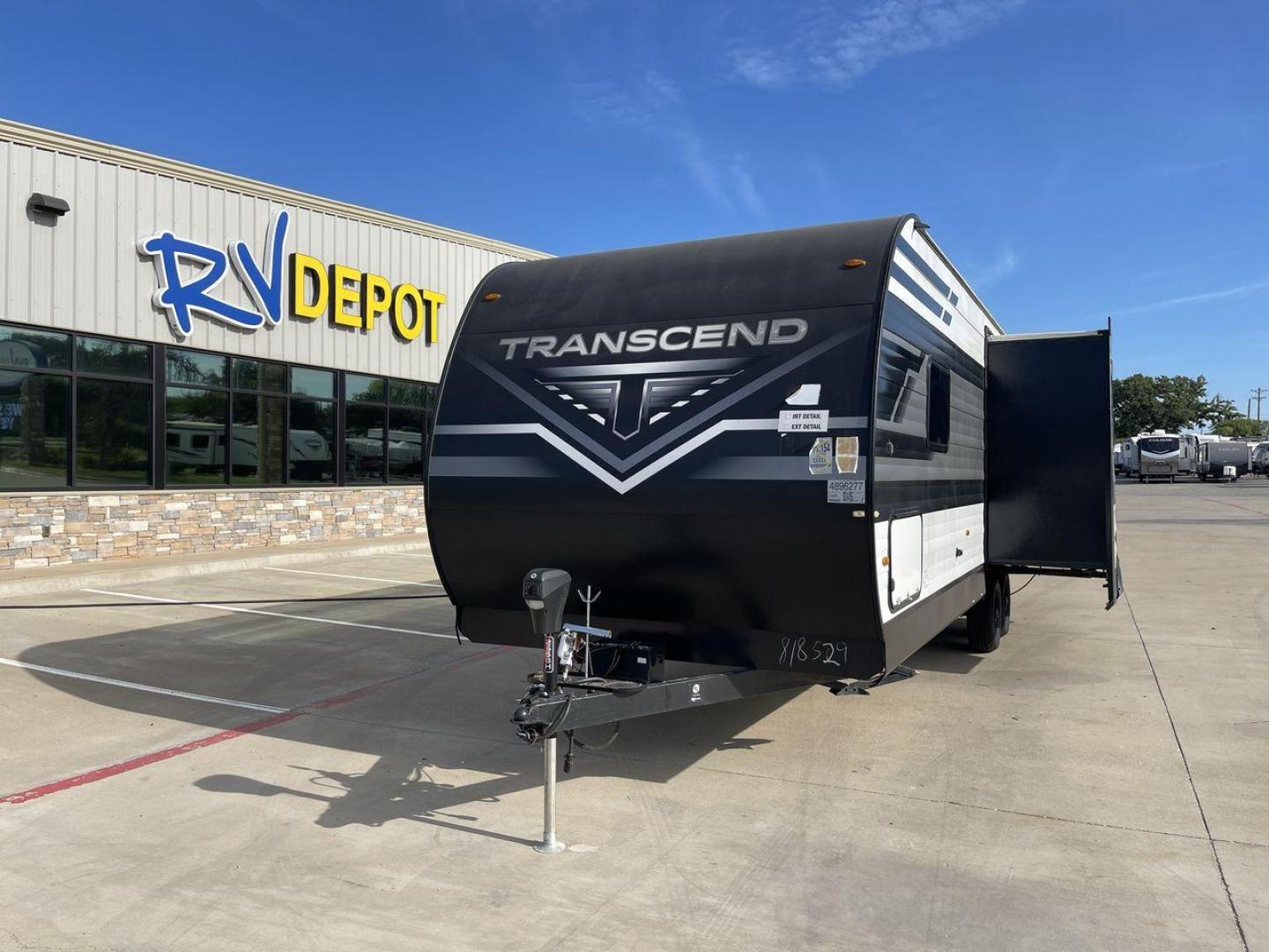 2022 GRAND DESIGN TRANSCEND 265BH (573TT3326N8) , Length: 32.75 ft. | Dry Weight: 6,327 lbs. | Gross Weight: 7,995 lbs. | Slides: 1 transmission, located at 4319 N Main Street, Cleburne, TX, 76033, (817) 221-0660, 32.435829, -97.384178 - The 2022 Grand Design Transcend 265BH is a well-designed travel trailer with a sleek black-and-gray exterior, featuring bold graphics and a modern design. This unit measures 32.75 feet in length, has a dry weight of 6,327 lbs, and a gross weight capacity of 7,995 lbs. It features one large slide-out - Photo#0