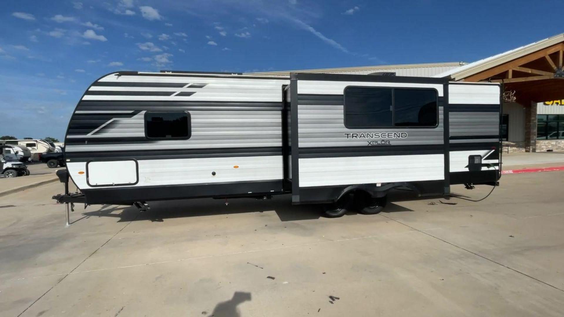 2022 GRAND DESIGN TRANSCEND 265BH (573TT3326N8) , Length: 32.75 ft. | Dry Weight: 6,327 lbs. | Gross Weight: 7,995 lbs. | Slides: 1 transmission, located at 4319 N Main Street, Cleburne, TX, 76033, (817) 221-0660, 32.435829, -97.384178 - The 2022 Grand Design Transcend 265BH is a well-designed travel trailer with a sleek black-and-gray exterior, featuring bold graphics and a modern design. This unit measures 32.75 feet in length, has a dry weight of 6,327 lbs, and a gross weight capacity of 7,995 lbs. It features one large slide-out - Photo#6