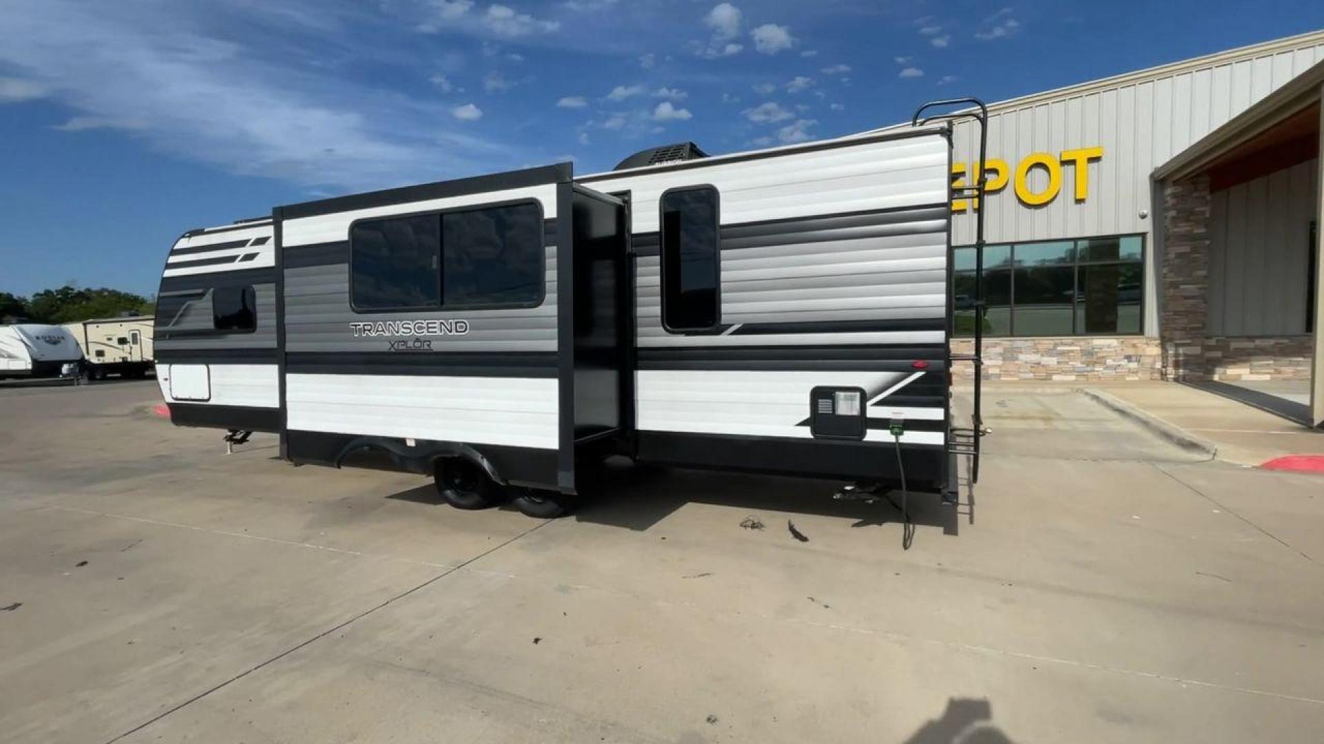 2022 GRAND DESIGN TRANSCEND 265BH (573TT3326N8) , Length: 32.75 ft. | Dry Weight: 6,327 lbs. | Gross Weight: 7,995 lbs. | Slides: 1 transmission, located at 4319 N Main Street, Cleburne, TX, 76033, (817) 221-0660, 32.435829, -97.384178 - The 2022 Grand Design Transcend 265BH is a well-designed travel trailer with a sleek black-and-gray exterior, featuring bold graphics and a modern design. This unit measures 32.75 feet in length, has a dry weight of 6,327 lbs, and a gross weight capacity of 7,995 lbs. It features one large slide-out - Photo#7