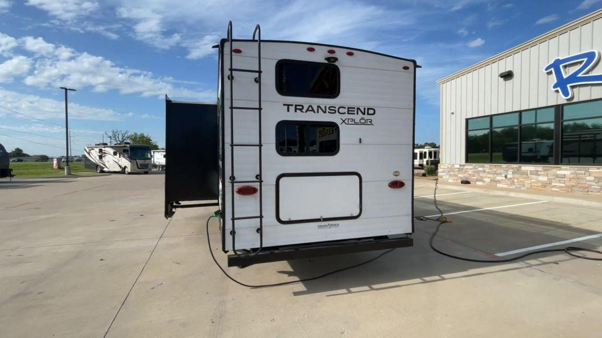 2022 GRAND DESIGN TRANSCEND 265BH (573TT3326N8) , Length: 32.75 ft. | Dry Weight: 6,327 lbs. | Gross Weight: 7,995 lbs. | Slides: 1 transmission, located at 4319 N Main Street, Cleburne, TX, 76033, (817) 221-0660, 32.435829, -97.384178 - The 2022 Grand Design Transcend 265BH is a well-designed travel trailer with a sleek black-and-gray exterior, featuring bold graphics and a modern design. This unit measures 32.75 feet in length, has a dry weight of 6,327 lbs, and a gross weight capacity of 7,995 lbs. It features one large slide-out - Photo#8