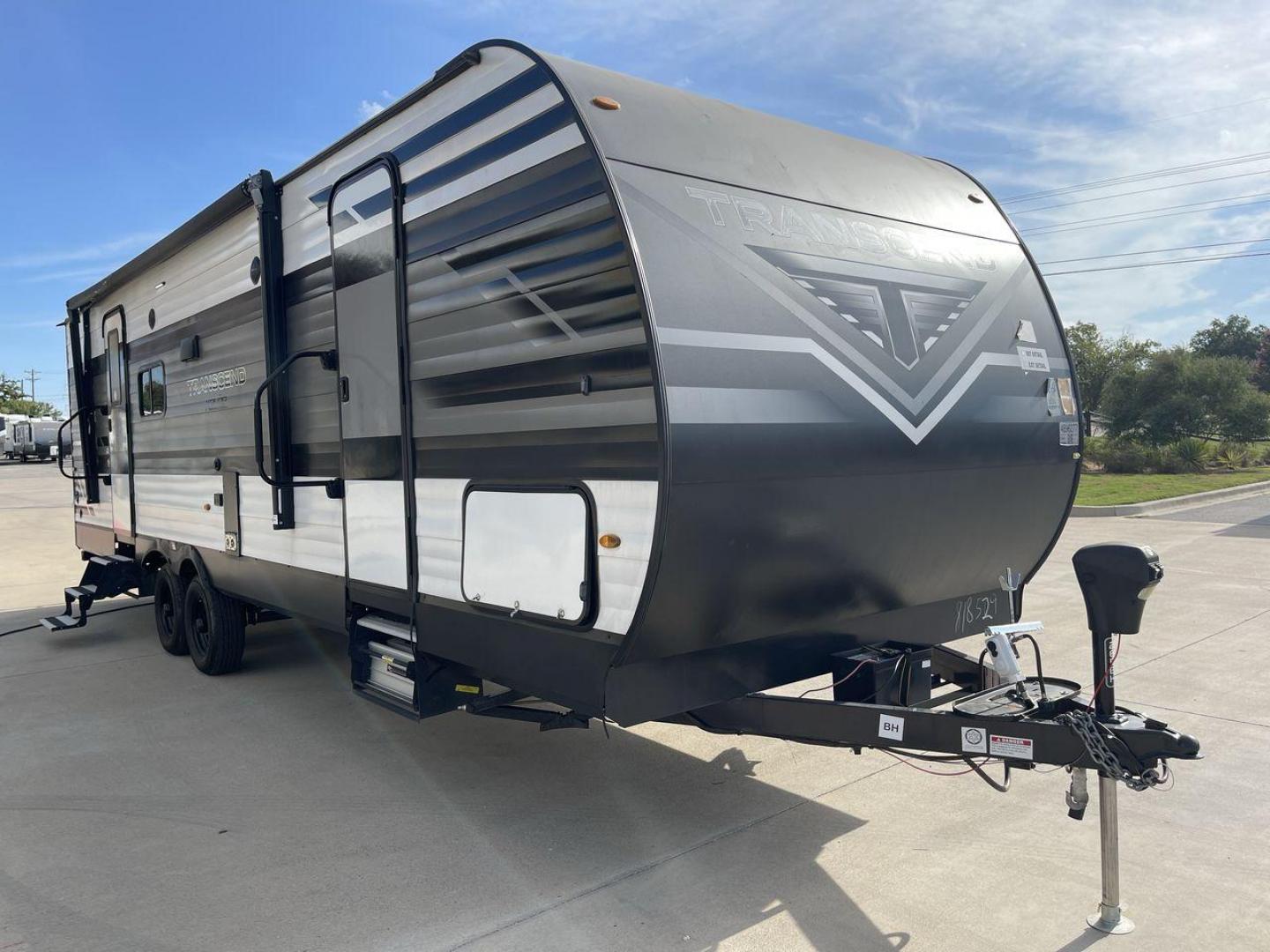 2022 GRAND DESIGN TRANSCEND 265BH (573TT3326N8) , Length: 32.75 ft. | Dry Weight: 6,327 lbs. | Gross Weight: 7,995 lbs. | Slides: 1 transmission, located at 4319 N Main Street, Cleburne, TX, 76033, (817) 221-0660, 32.435829, -97.384178 - The 2022 Grand Design Transcend 265BH is a well-designed travel trailer with a sleek black-and-gray exterior, featuring bold graphics and a modern design. This unit measures 32.75 feet in length, has a dry weight of 6,327 lbs, and a gross weight capacity of 7,995 lbs. It features one large slide-out - Photo#23