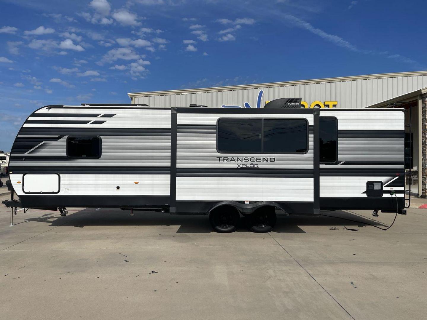 2022 GRAND DESIGN TRANSCEND 265BH (573TT3326N8) , Length: 32.75 ft. | Dry Weight: 6,327 lbs. | Gross Weight: 7,995 lbs. | Slides: 1 transmission, located at 4319 N Main Street, Cleburne, TX, 76033, (817) 221-0660, 32.435829, -97.384178 - The 2022 Grand Design Transcend 265BH is a well-designed travel trailer with a sleek black-and-gray exterior, featuring bold graphics and a modern design. This unit measures 32.75 feet in length, has a dry weight of 6,327 lbs, and a gross weight capacity of 7,995 lbs. It features one large slide-out - Photo#24