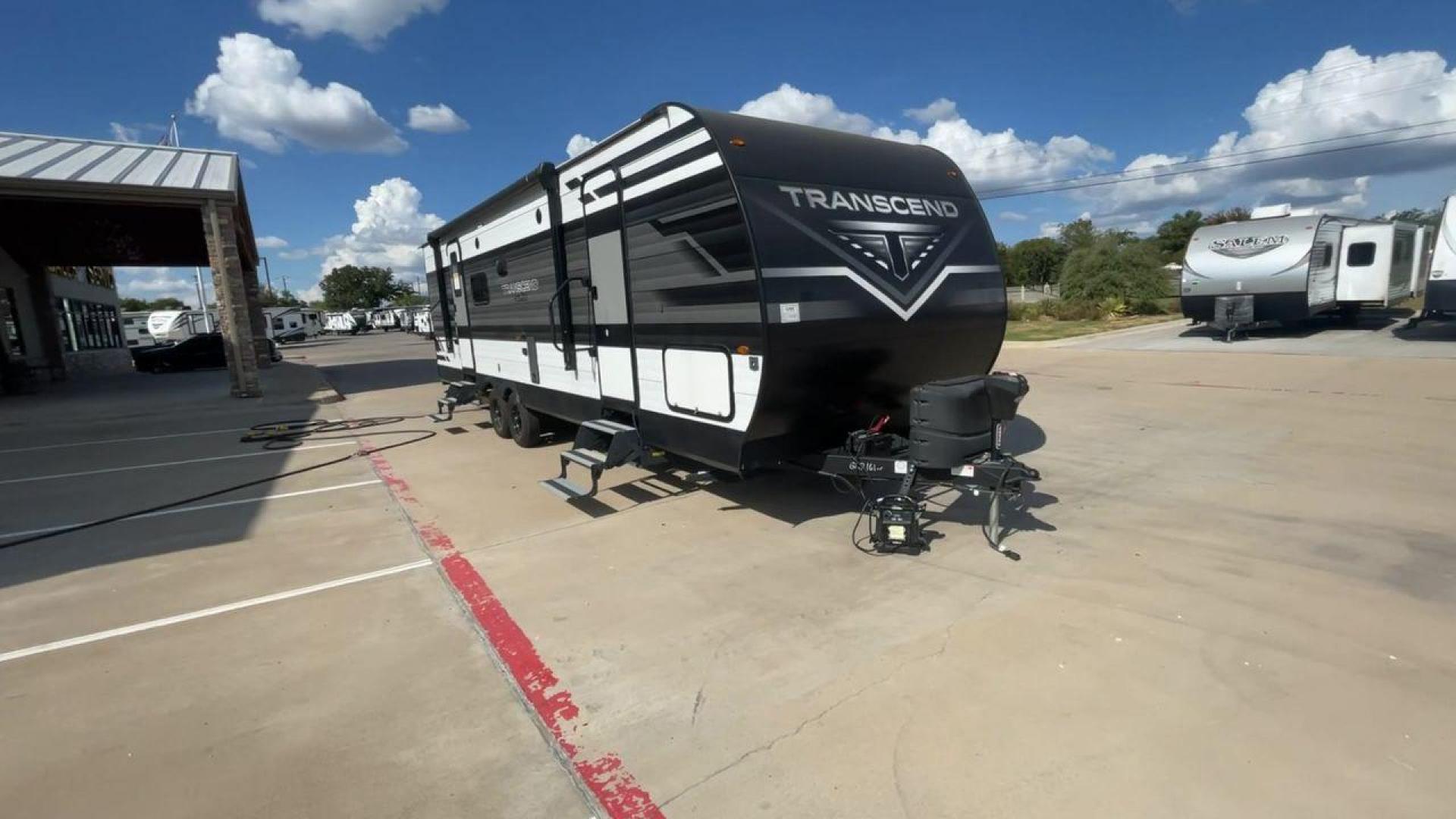 2022 GRAND DESIGN TRANSCEND 265BH (573TT3324ND) , Length: 32.75 ft. | Dry Weight: 6,327 lbs. | Gross Weight: 7,995 lbs. | Slides: 1 transmission, located at 4319 N Main Street, Cleburne, TX, 76033, (817) 221-0660, 32.435829, -97.384178 - Photo#3