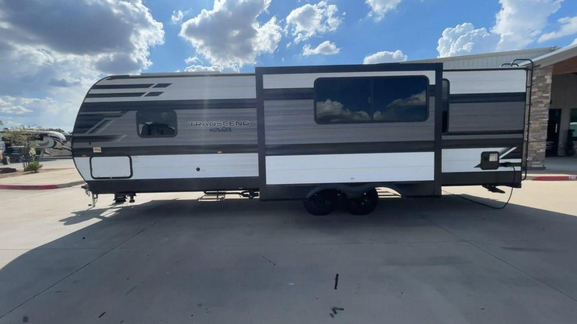 2022 GRAND DESIGN TRANSCEND 265BH (573TT3324ND) , Length: 32.75 ft. | Dry Weight: 6,327 lbs. | Gross Weight: 7,995 lbs. | Slides: 1 transmission, located at 4319 N Main Street, Cleburne, TX, 76033, (817) 221-0660, 32.435829, -97.384178 - Photo#6