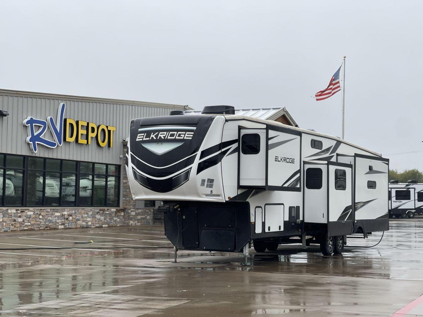 2022 HEARTLAND ELKRIDGE 38MB (5SFRG4326NE) , Length: 42.5 ft. | Dry Weight: 13,210 lbs. | Gross Weight: 16,000 lbs. | Slides: 4 transmission, located at 4319 N Main Street, Cleburne, TX, 76033, (817) 221-0660, 32.435829, -97.384178 - Photo#0