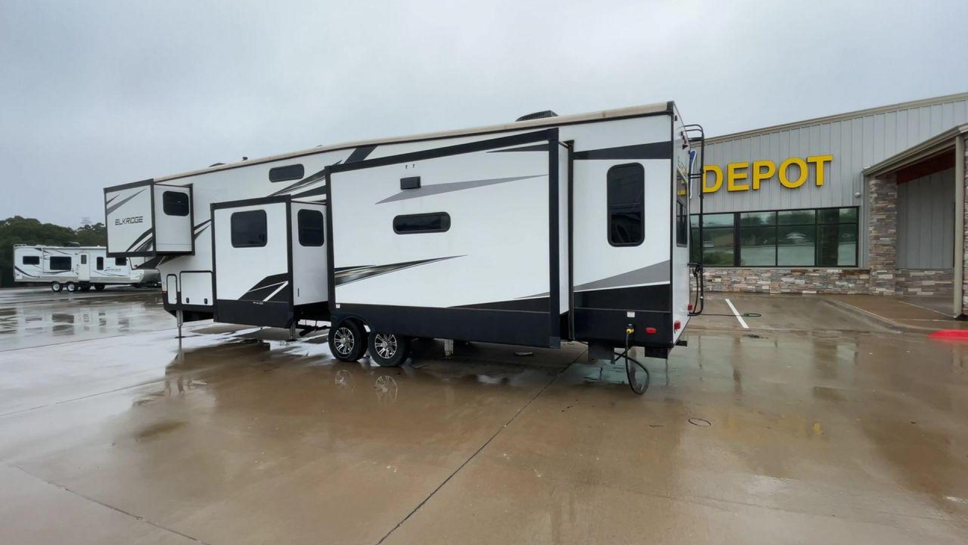 2022 HEARTLAND ELKRIDGE 38MB (5SFRG4326NE) , Length: 42.5 ft. | Dry Weight: 13,210 lbs. | Gross Weight: 16,000 lbs. | Slides: 4 transmission, located at 4319 N Main Street, Cleburne, TX, 76033, (817) 221-0660, 32.435829, -97.384178 - Photo#7