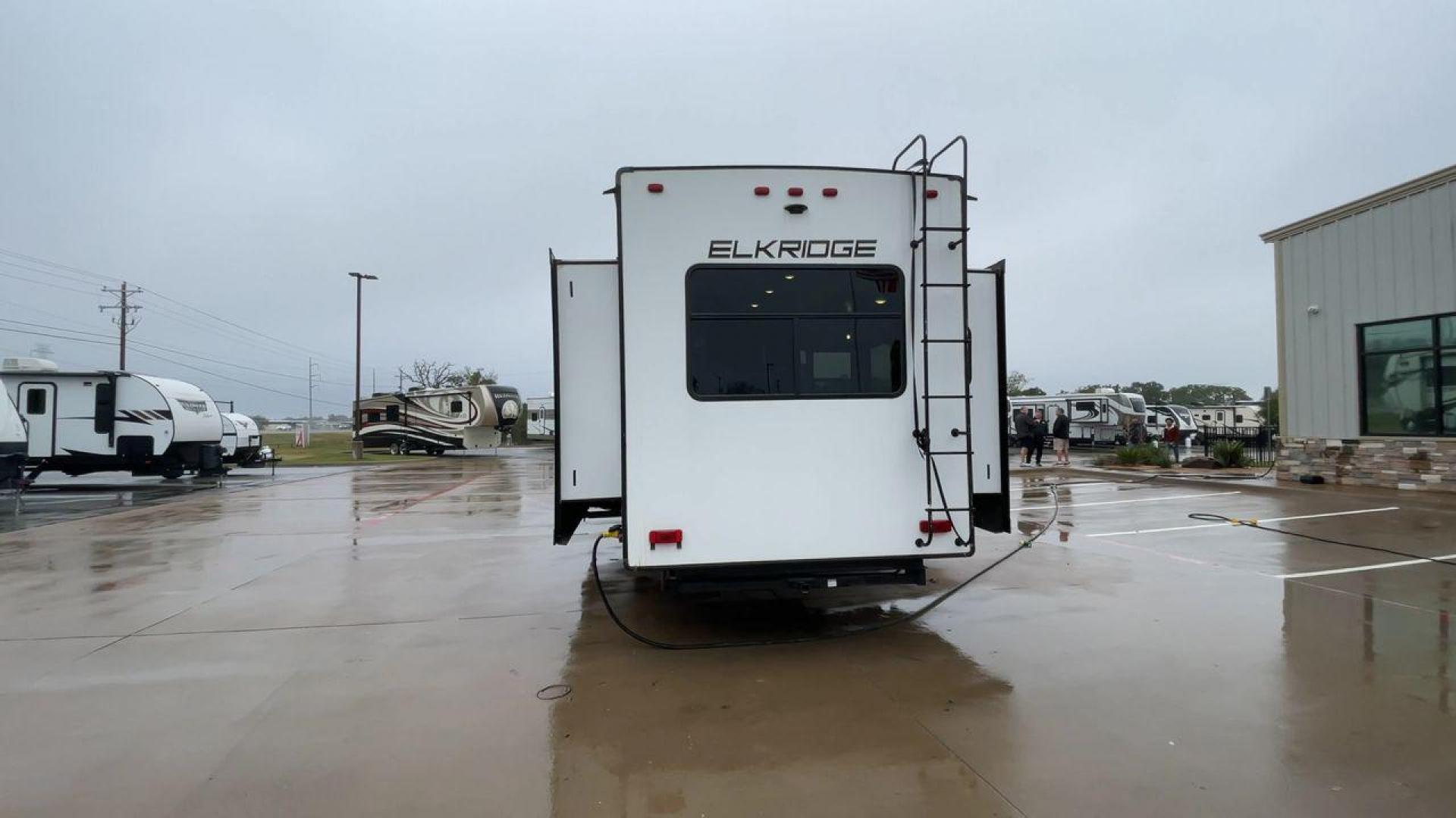 2022 HEARTLAND ELKRIDGE 38MB (5SFRG4326NE) , Length: 42.5 ft. | Dry Weight: 13,210 lbs. | Gross Weight: 16,000 lbs. | Slides: 4 transmission, located at 4319 N Main Street, Cleburne, TX, 76033, (817) 221-0660, 32.435829, -97.384178 - Photo#8