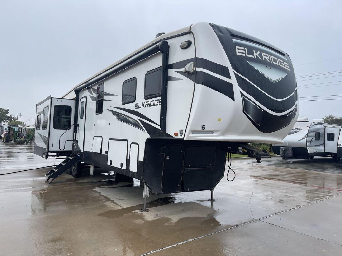 2022 HEARTLAND ELKRIDGE 38MB (5SFRG4326NE) , Length: 42.5 ft. | Dry Weight: 13,210 lbs. | Gross Weight: 16,000 lbs. | Slides: 4 transmission, located at 4319 N Main Street, Cleburne, TX, 76033, (817) 221-0660, 32.435829, -97.384178 - Photo#23