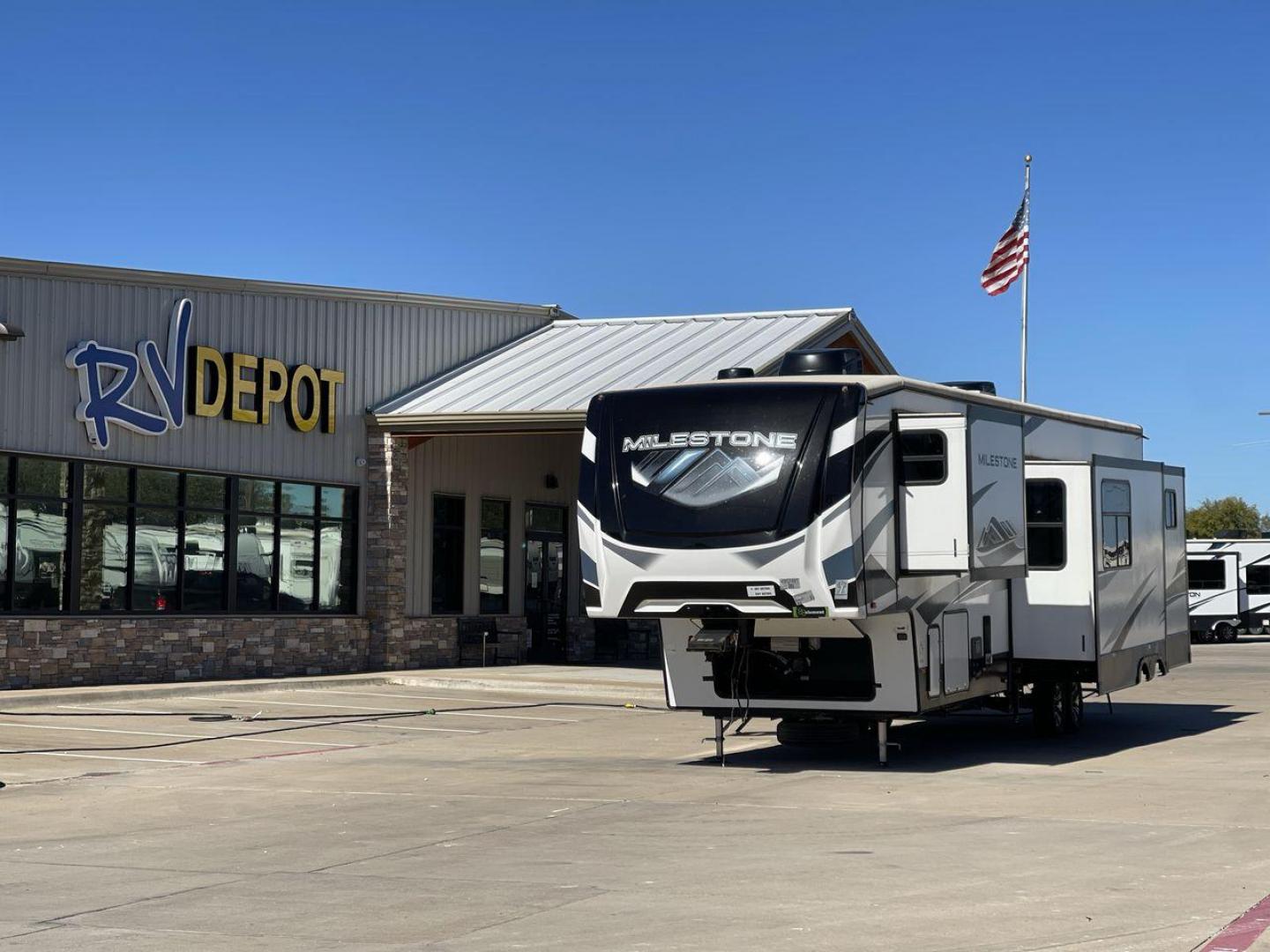 2022 HEARTLAND MILESTONE 386BH (5SFMG432XNE) , Length: 43.6 ft. | Dry Weight: 12,995 lbs. | Gross Weight: 15,500 lbs. | Slides: 4 transmission, located at 4319 N Main Street, Cleburne, TX, 76033, (817) 221-0660, 32.435829, -97.384178 - Photo#0