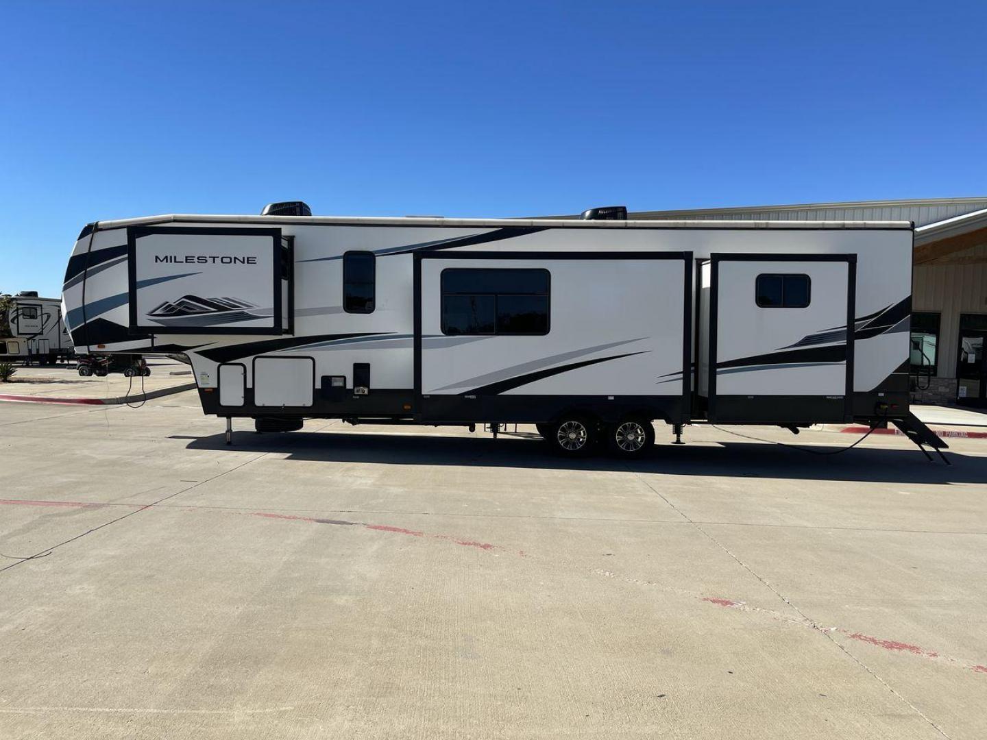 2022 HEARTLAND MILESTONE 386BH (5SFMG432XNE) , Length: 43.6 ft. | Dry Weight: 12,995 lbs. | Gross Weight: 15,500 lbs. | Slides: 4 transmission, located at 4319 N Main Street, Cleburne, TX, 76033, (817) 221-0660, 32.435829, -97.384178 - Photo#23