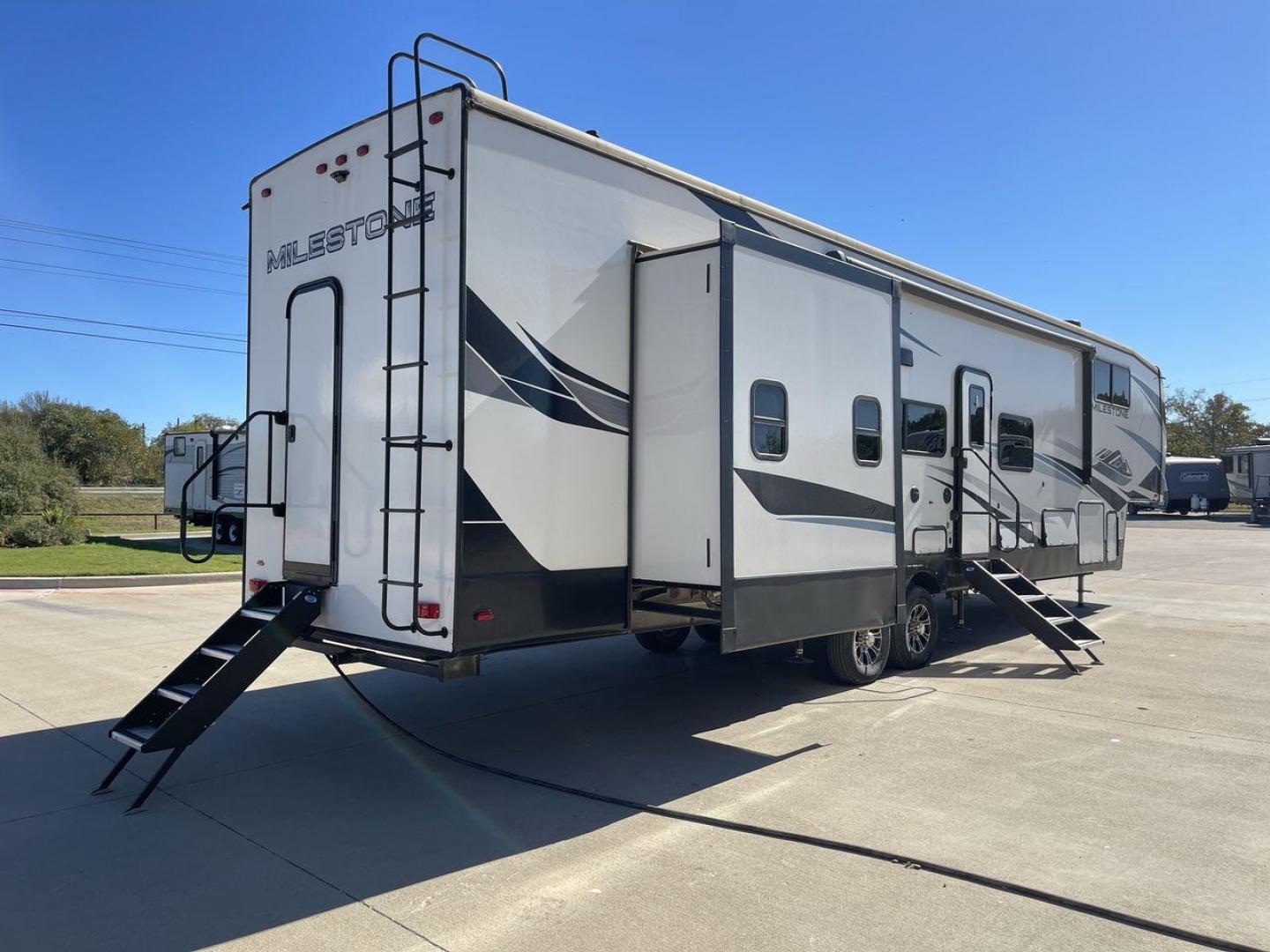 2022 HEARTLAND MILESTONE 386BH (5SFMG432XNE) , Length: 43.6 ft. | Dry Weight: 12,995 lbs. | Gross Weight: 15,500 lbs. | Slides: 4 transmission, located at 4319 N Main Street, Cleburne, TX, 76033, (817) 221-0660, 32.435829, -97.384178 - Photo#24