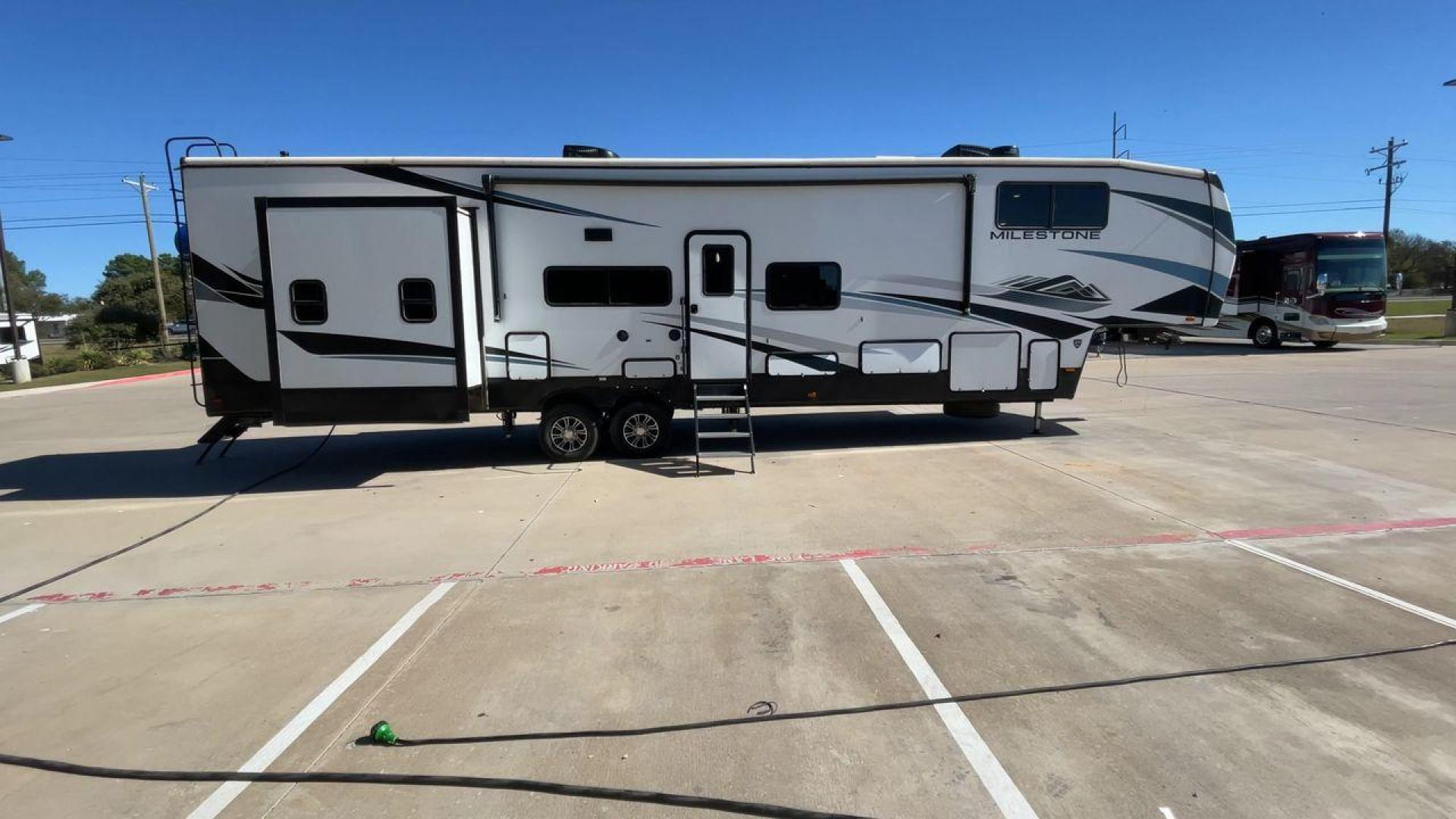 2022 HEARTLAND MILESTONE 386BH (5SFMG432XNE) , Length: 43.6 ft. | Dry Weight: 12,995 lbs. | Gross Weight: 15,500 lbs. | Slides: 4 transmission, located at 4319 N Main Street, Cleburne, TX, 76033, (817) 221-0660, 32.435829, -97.384178 - Photo#2