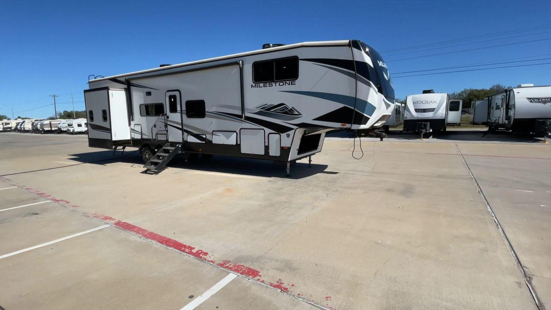 2022 HEARTLAND MILESTONE 386BH (5SFMG432XNE) , Length: 43.6 ft. | Dry Weight: 12,995 lbs. | Gross Weight: 15,500 lbs. | Slides: 4 transmission, located at 4319 N Main Street, Cleburne, TX, 76033, (817) 221-0660, 32.435829, -97.384178 - Photo#3