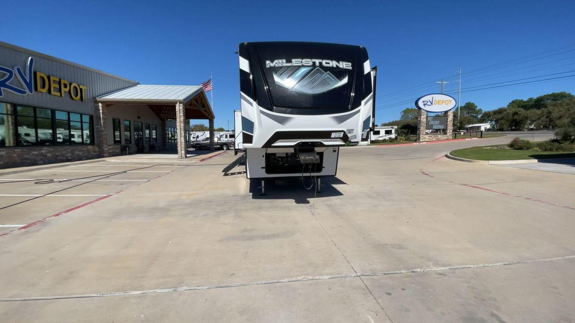 2022 HEARTLAND MILESTONE 386BH (5SFMG432XNE) , Length: 43.6 ft. | Dry Weight: 12,995 lbs. | Gross Weight: 15,500 lbs. | Slides: 4 transmission, located at 4319 N Main Street, Cleburne, TX, 76033, (817) 221-0660, 32.435829, -97.384178 - Photo#4