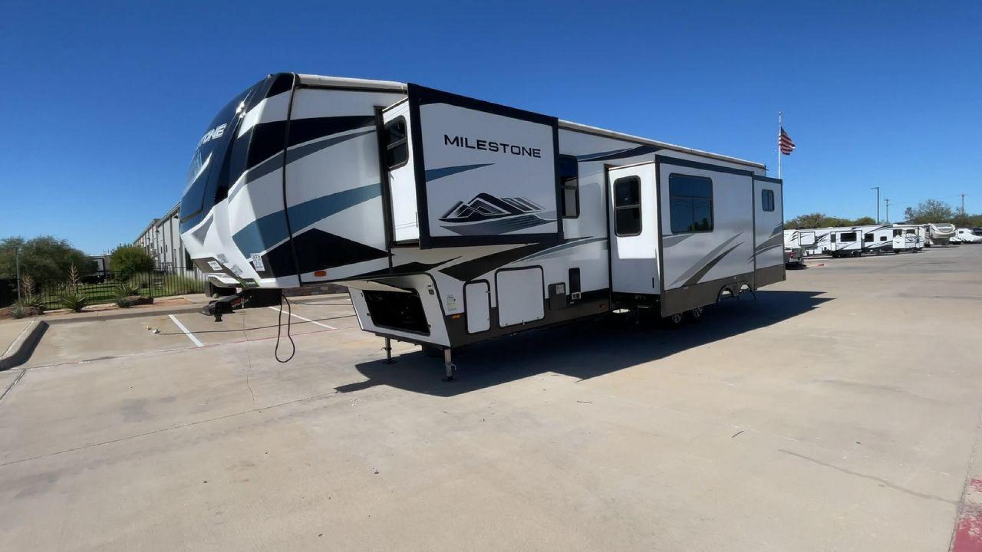 2022 HEARTLAND MILESTONE 386BH (5SFMG432XNE) , Length: 43.6 ft. | Dry Weight: 12,995 lbs. | Gross Weight: 15,500 lbs. | Slides: 4 transmission, located at 4319 N Main Street, Cleburne, TX, 76033, (817) 221-0660, 32.435829, -97.384178 - Photo#5